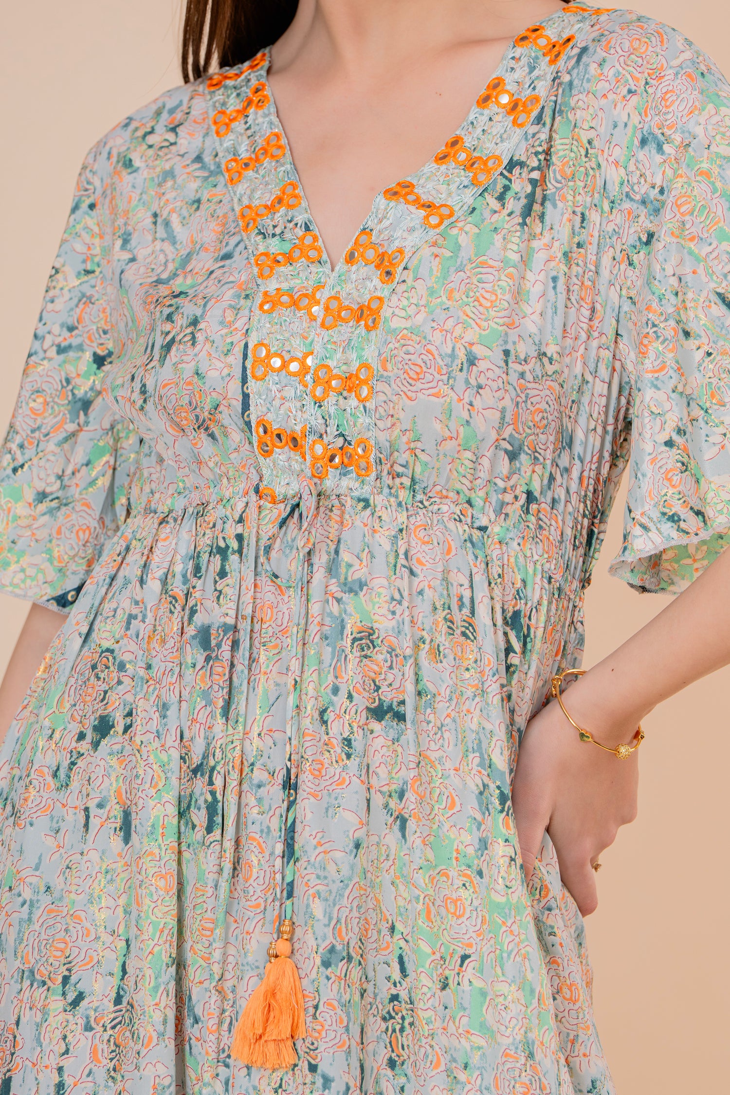 Vestido Maxi Crudo Texturizado con Mangas Acampanadas y Borlas