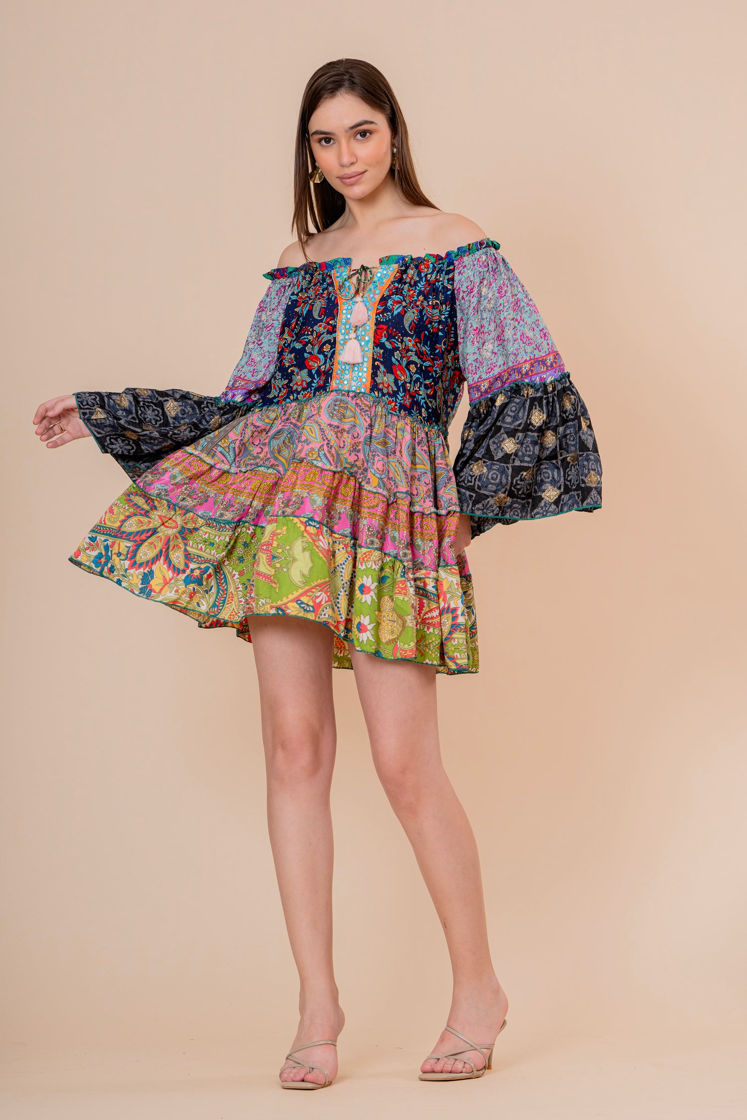 Minivestido Patchwork Hombros Descubiertos Manga Campana