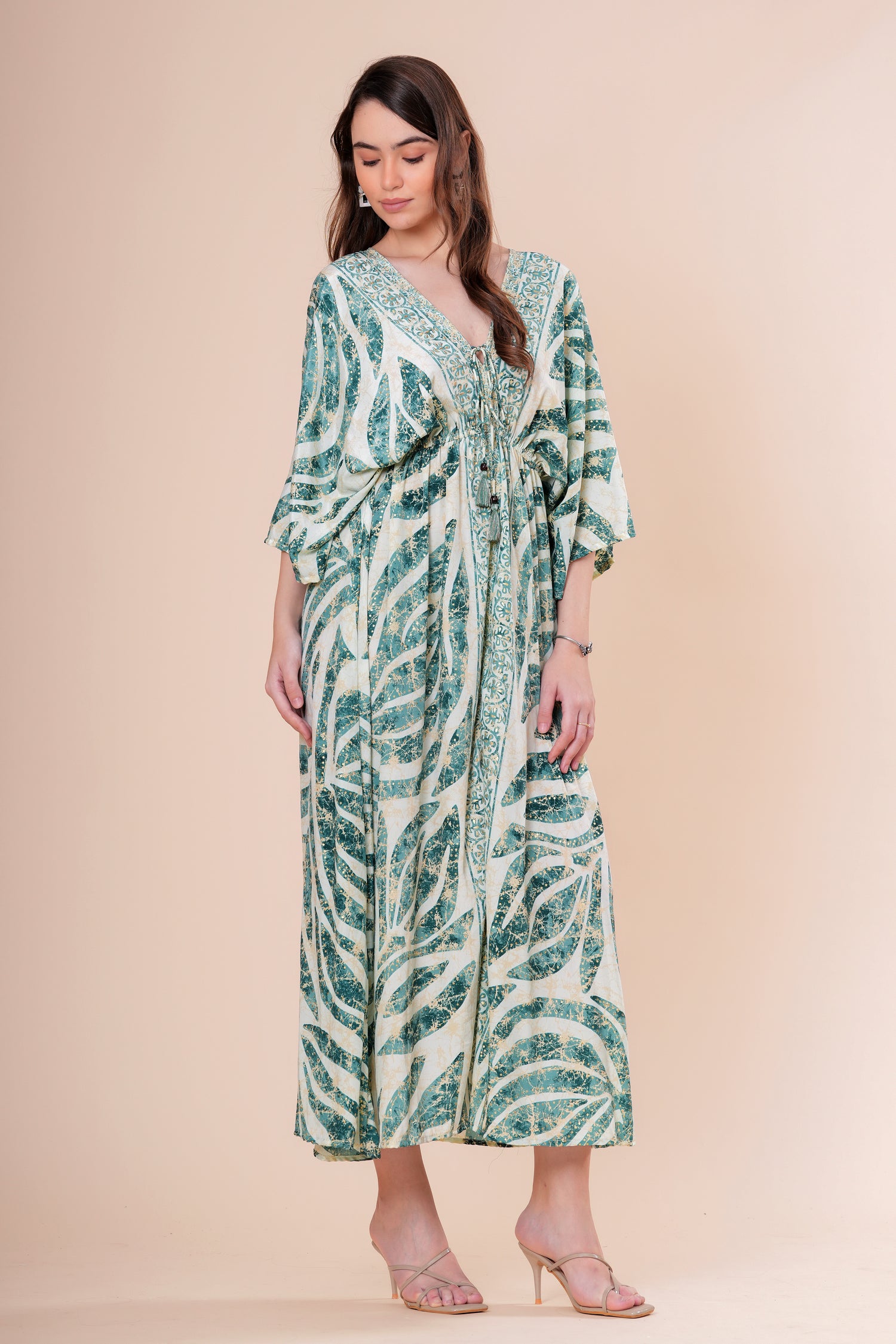 Kaftán Estampado Botánico con Escote V y Borlas