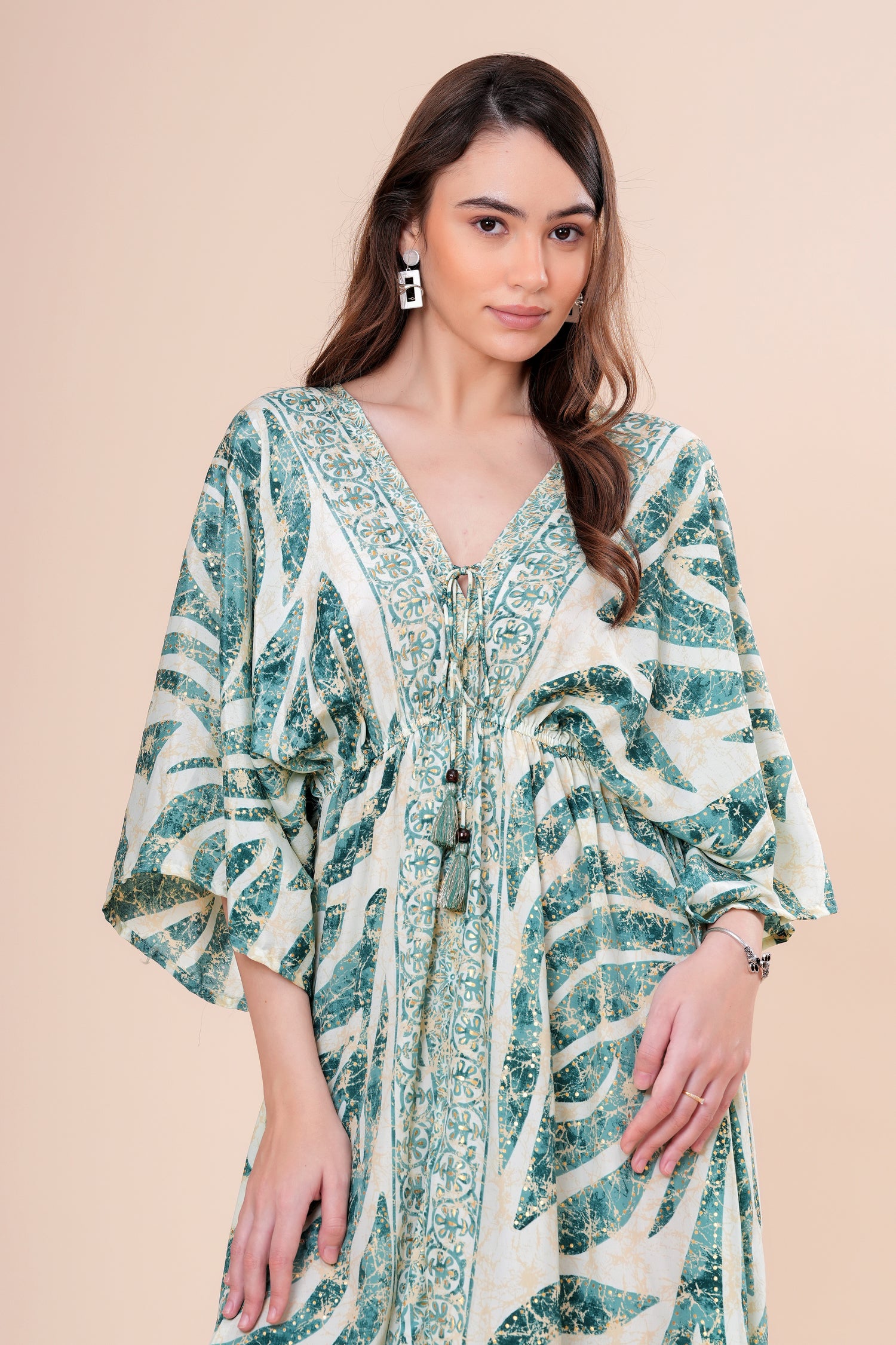 Kaftán Estampado Botánico con Escote V y Borlas