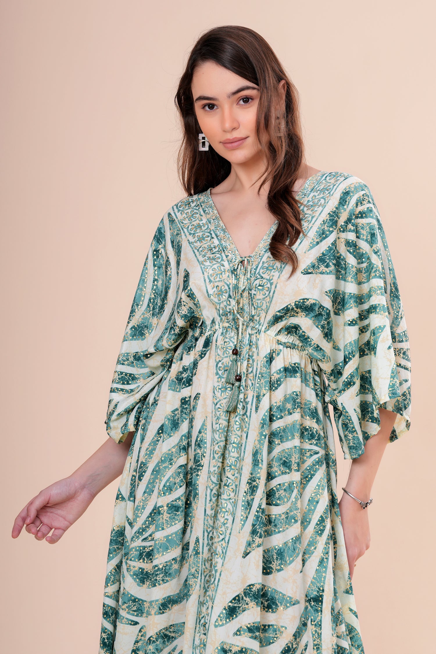 Kaftán Estampado Botánico con Escote V y Borlas