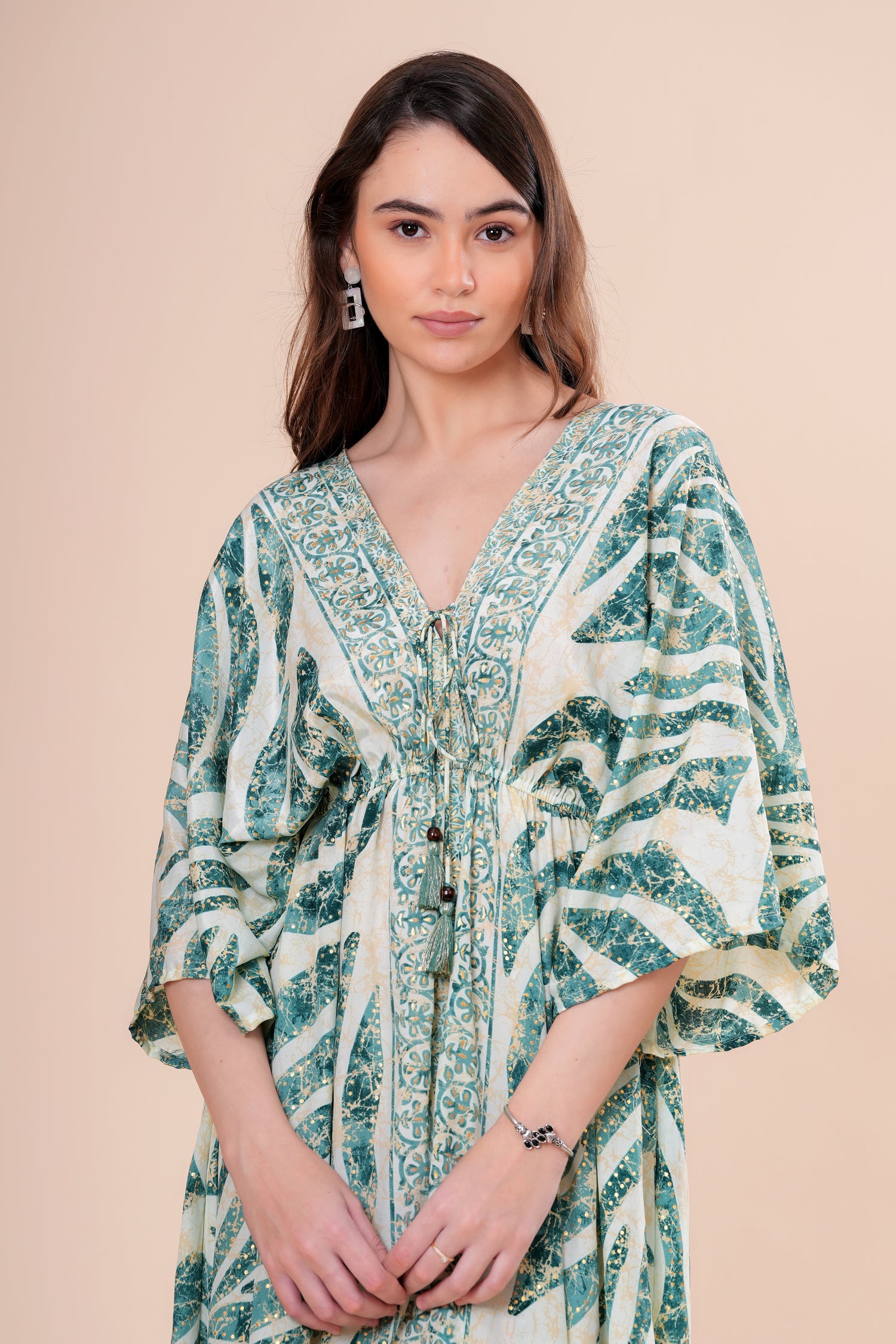 Kaftán Estampado Botánico con Escote V y Borlas