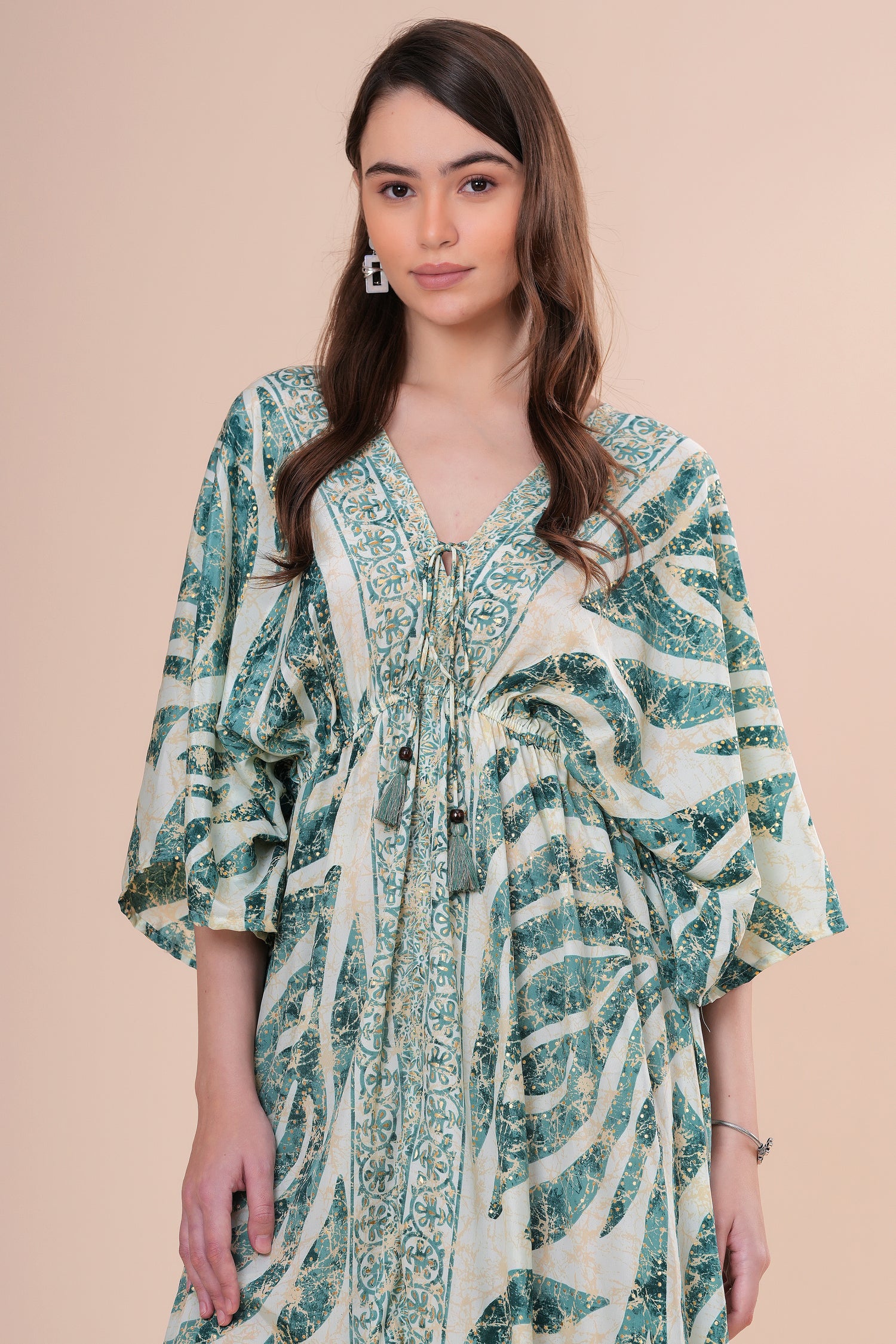 Kaftán Estampado Botánico con Escote V y Borlas