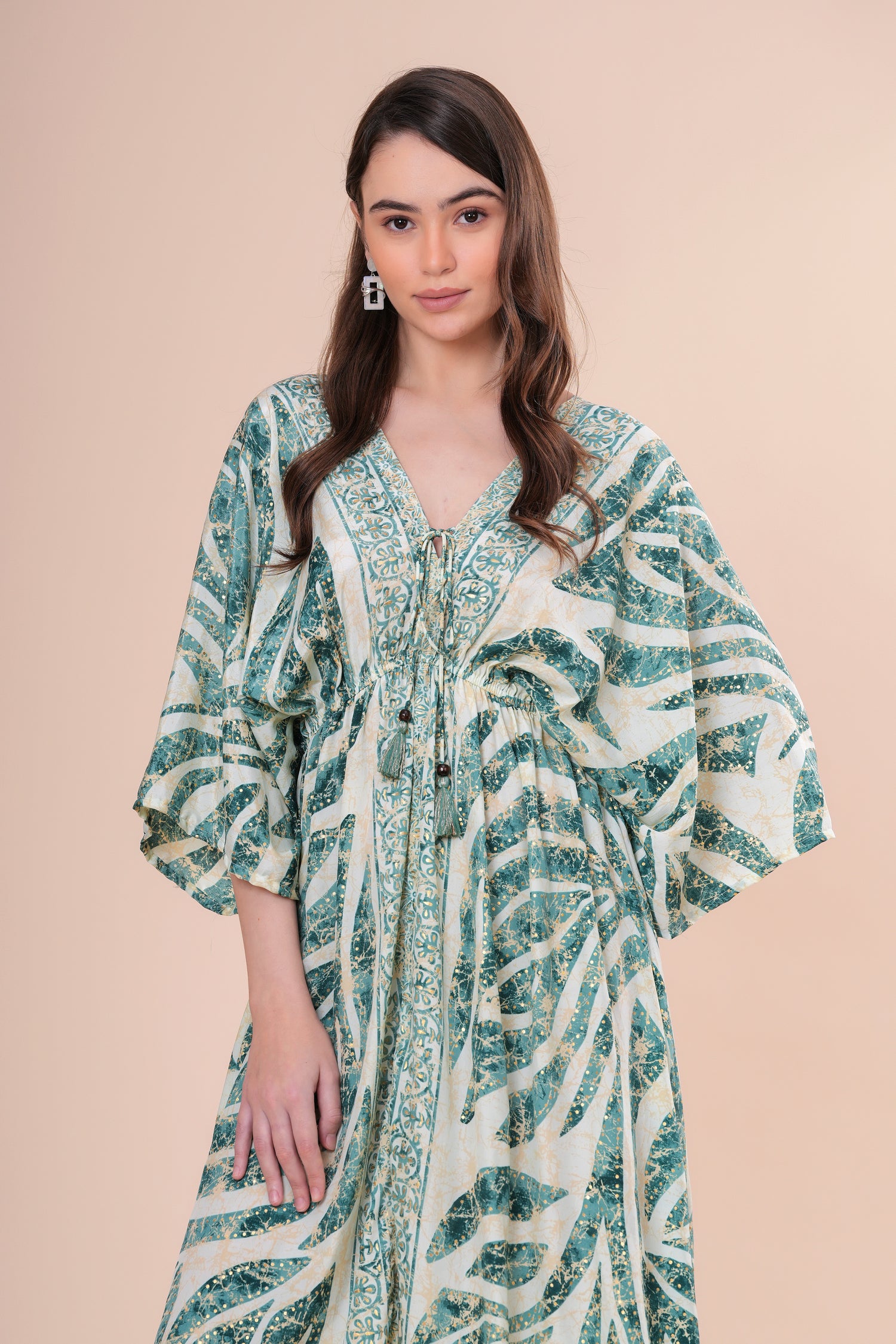 Kaftán Estampado Botánico con Escote V y Borlas