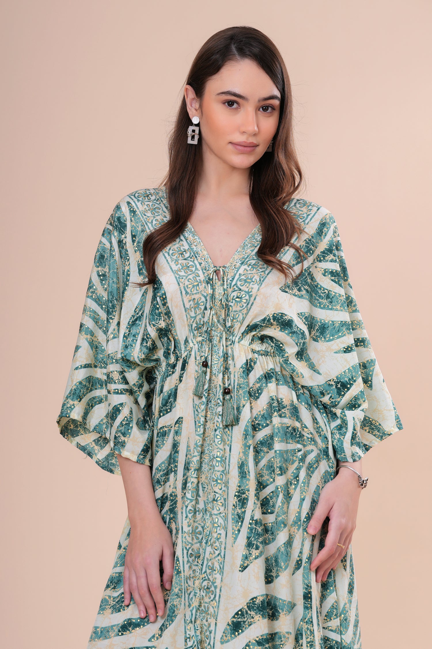 Kaftán Estampado Botánico con Escote V y Borlas