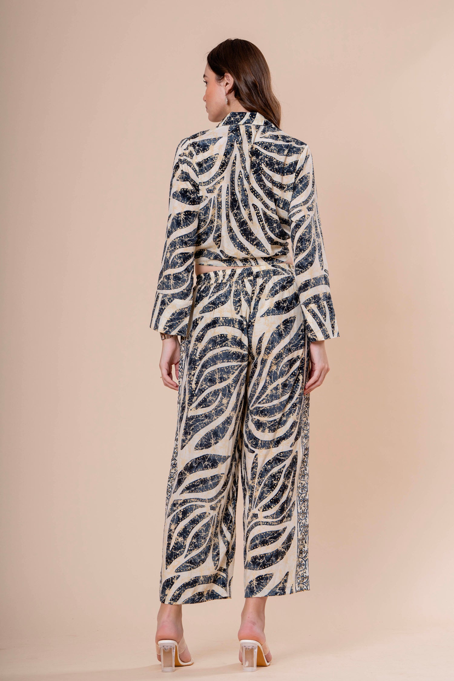 Conjunto Cropped Camisero Estampado con Pantalón