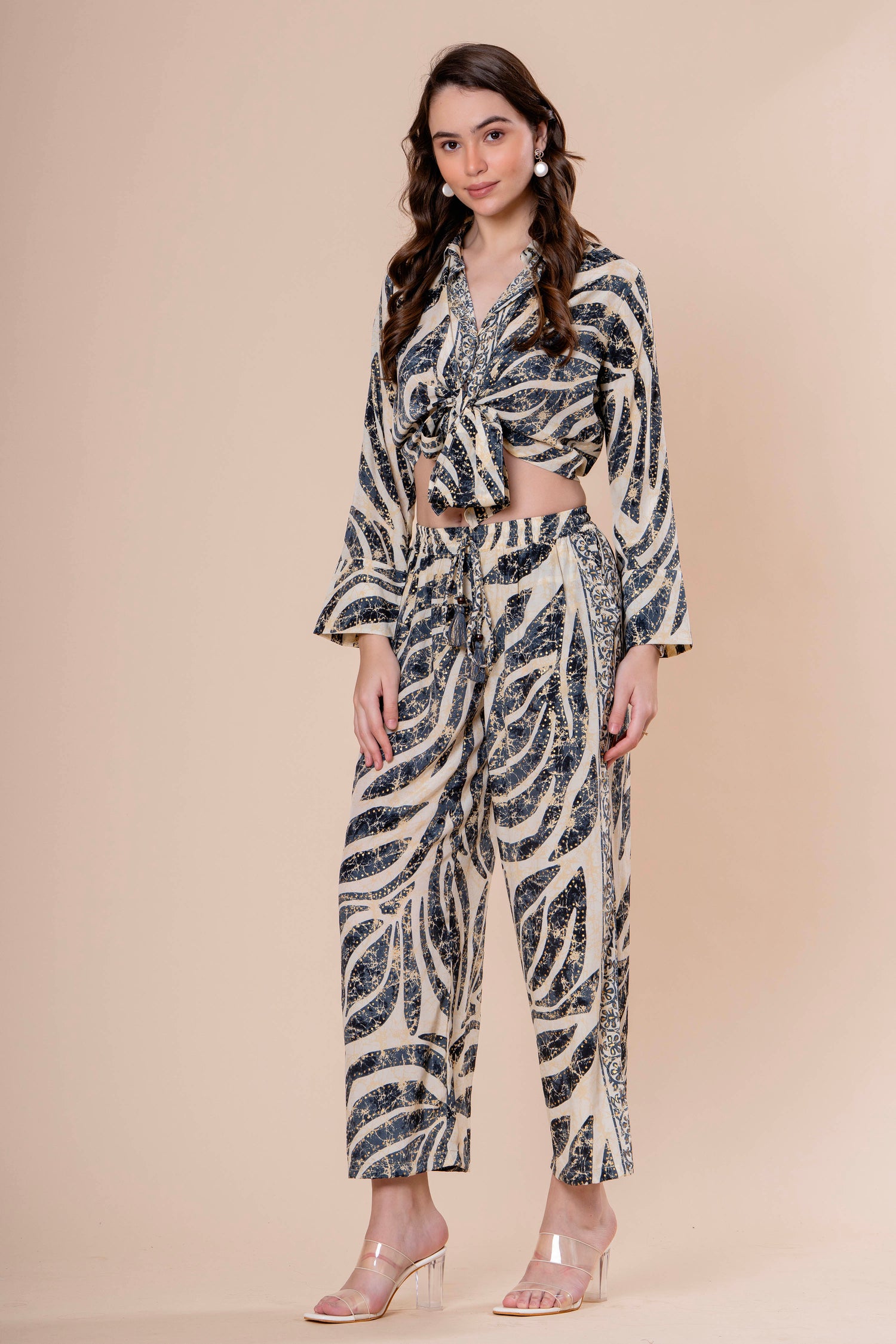 Conjunto Cropped Camisero Estampado con Pantalón