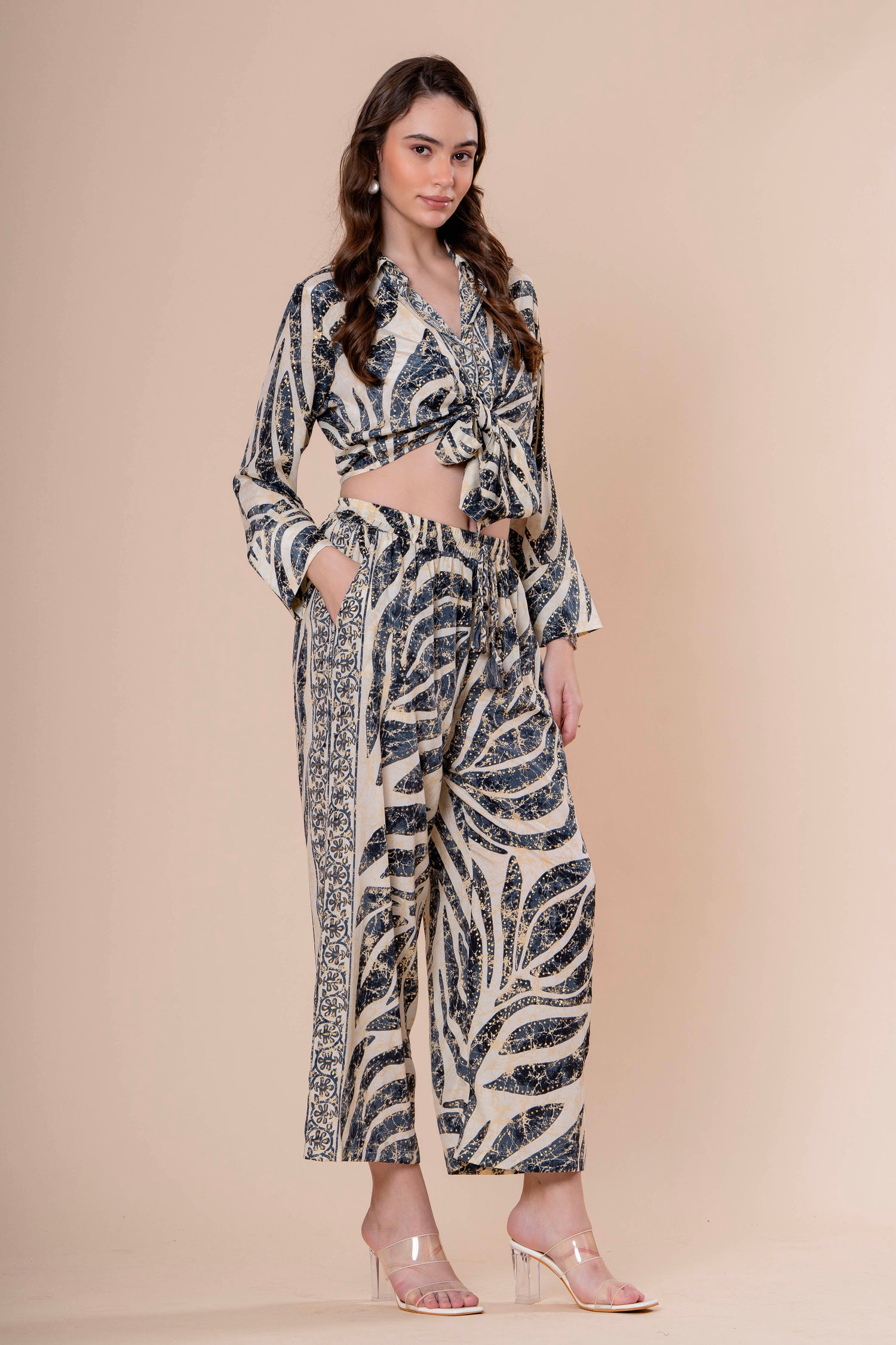 Conjunto Cropped Camisero Estampado con Pantalón