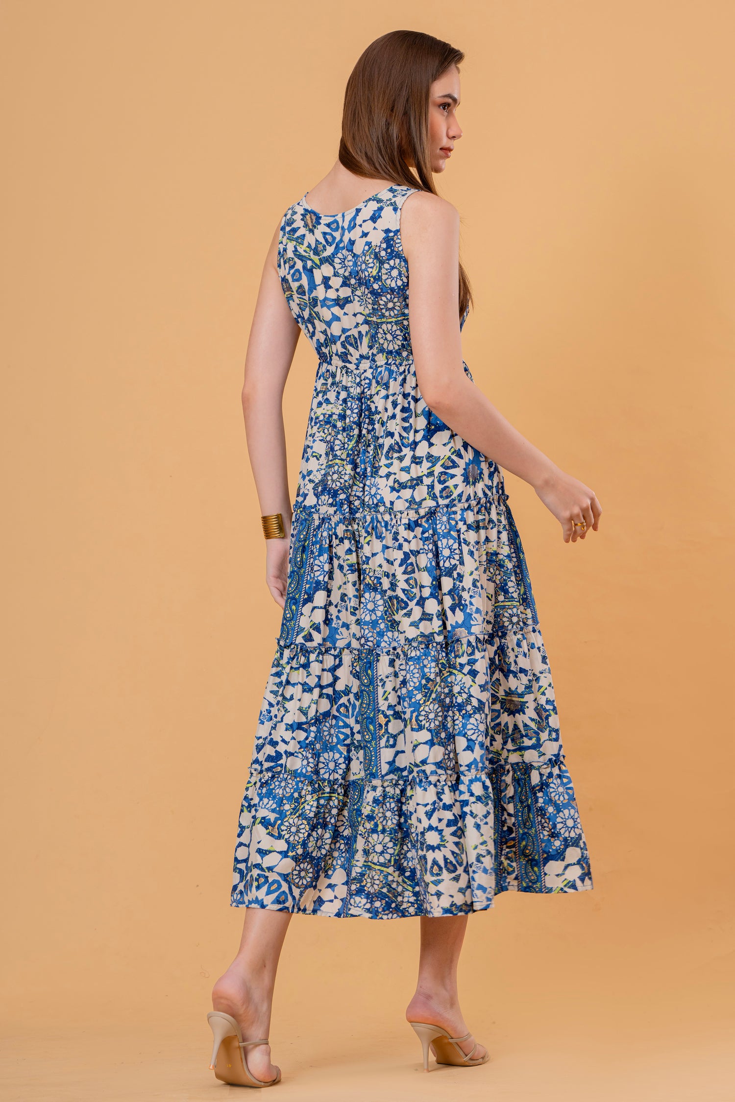 Vestido Midi de Tirantes Azulejo Azul con Escote Bordado