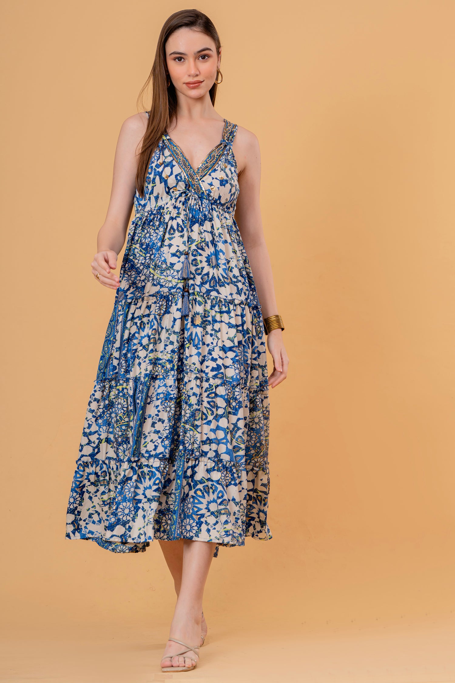 Vestido Midi de Tirantes Azulejo Azul con Escote Bordado