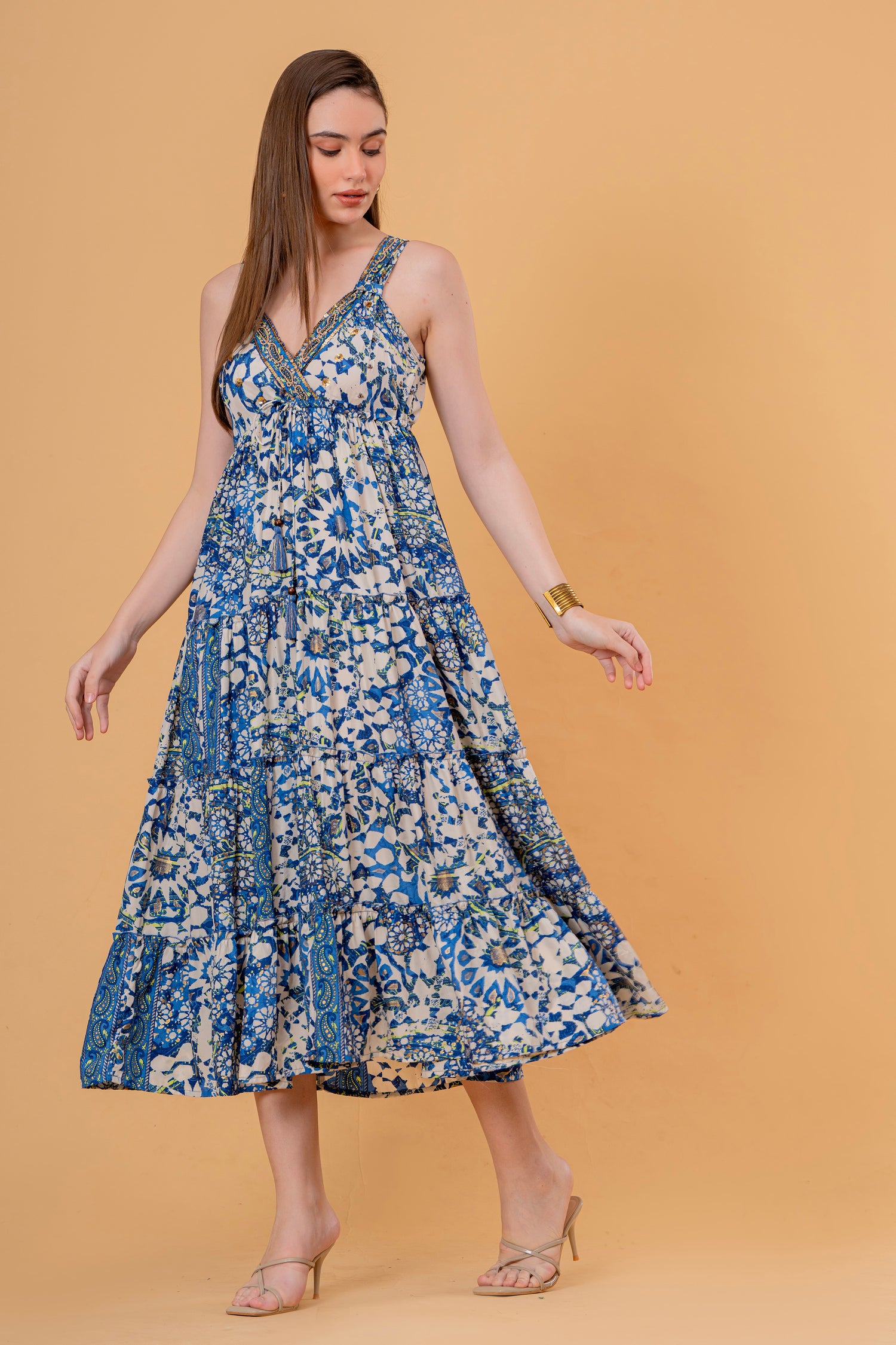 Vestido Midi de Tirantes Azulejo Azul con Escote Bordado