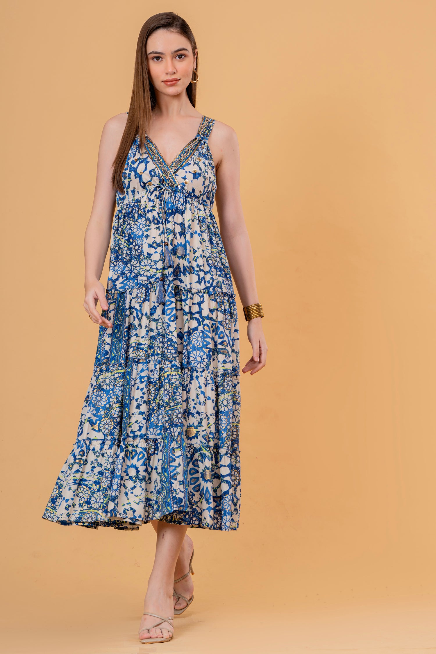 Vestido Midi de Tirantes Azulejo Azul con Escote Bordado