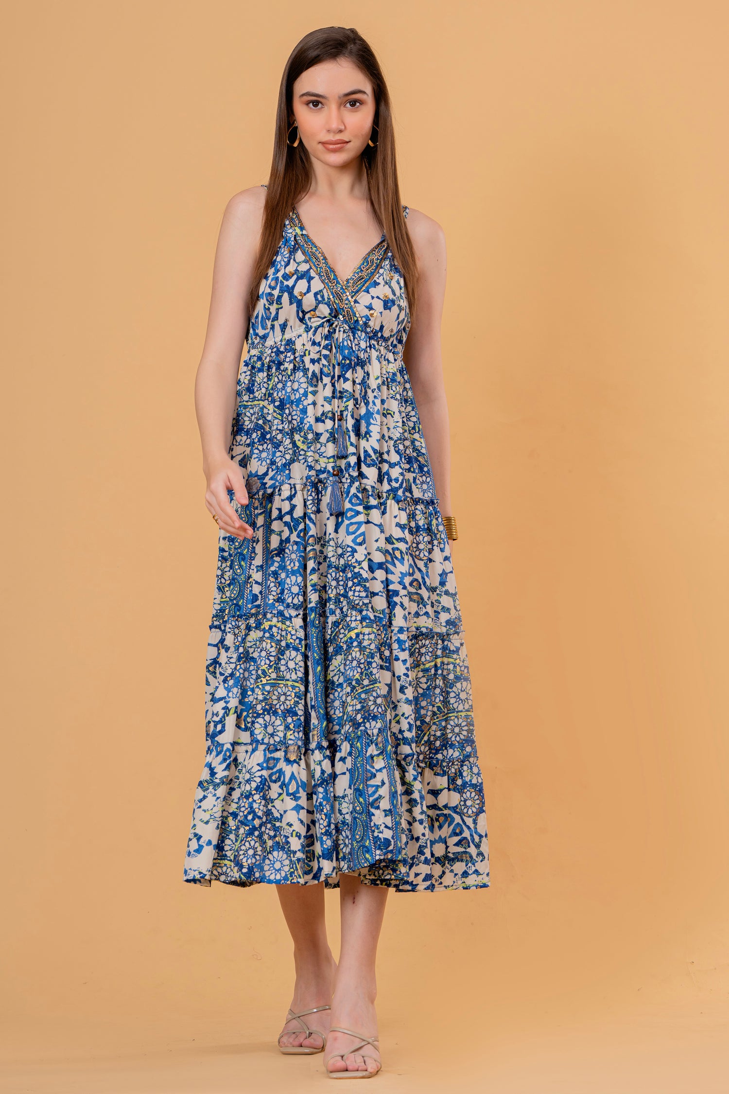 Vestido Midi de Tirantes Azulejo Azul con Escote Bordado