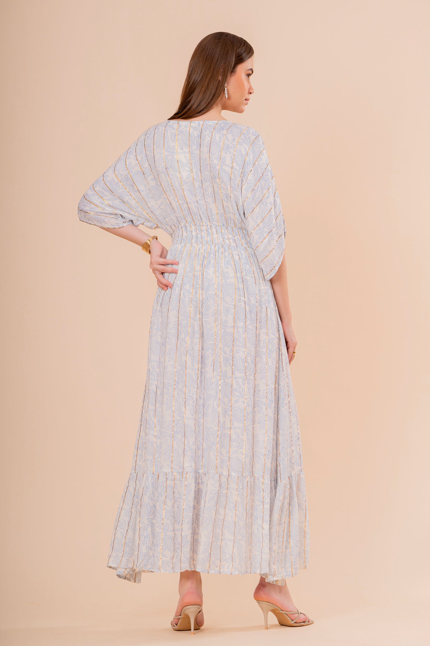 Vestido Midi Coral con Bordado y Manga Corta