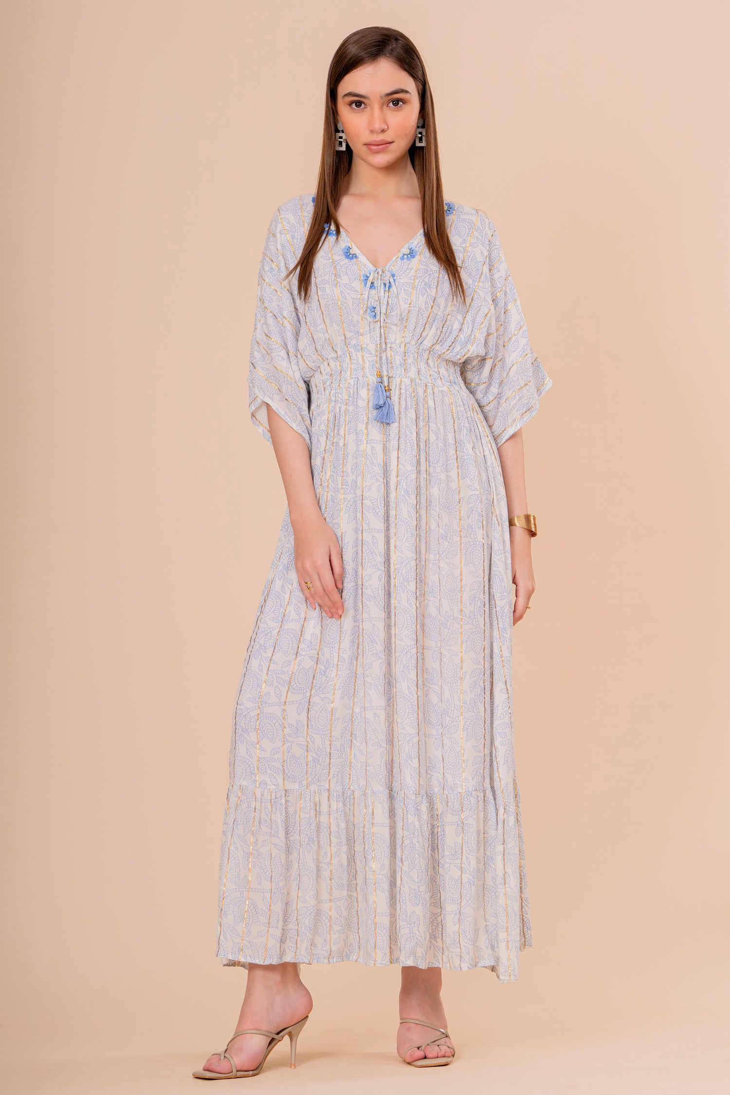 Vestido Midi Coral con Bordado y Manga Corta