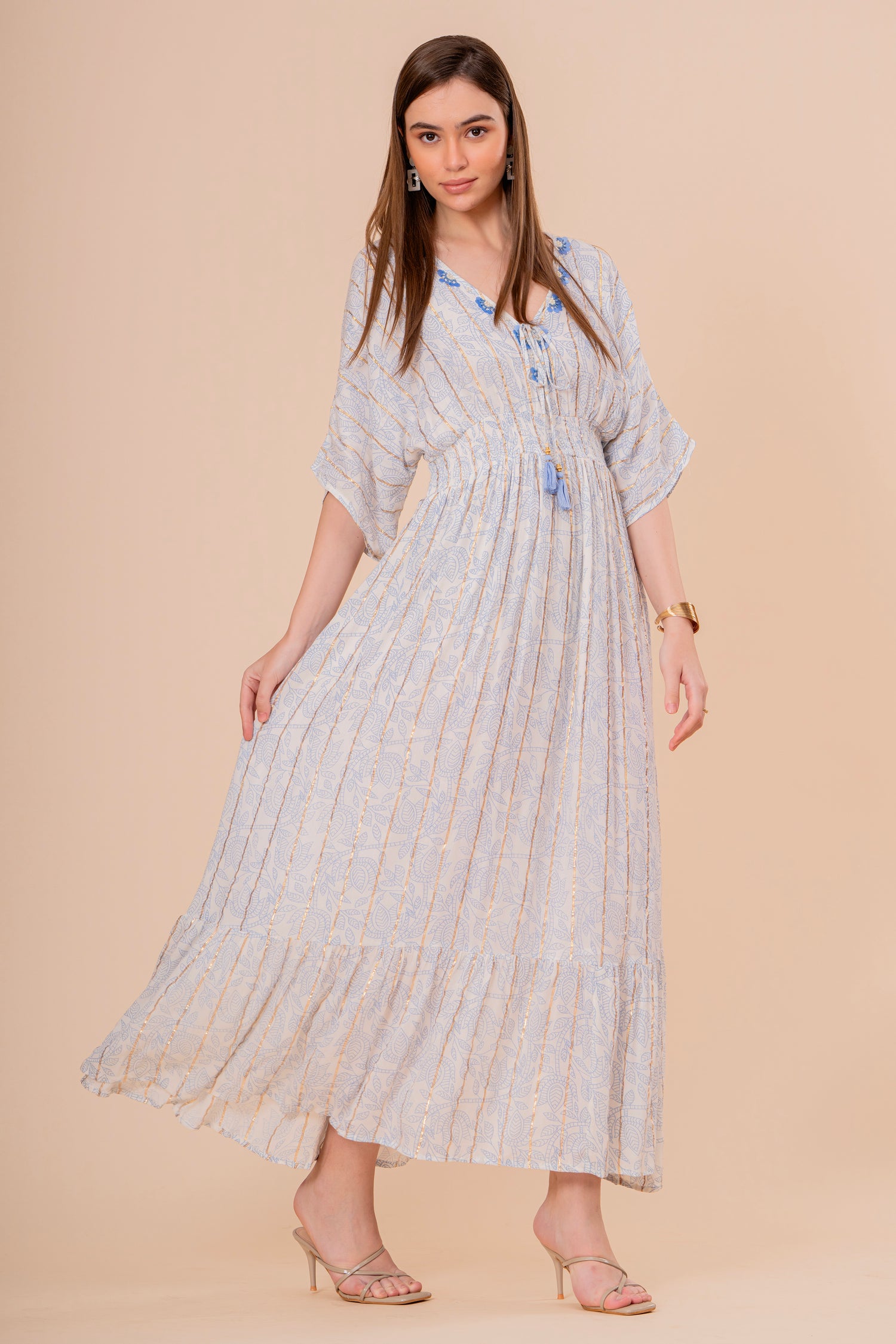 Vestido Midi Coral con Bordado y Manga Corta