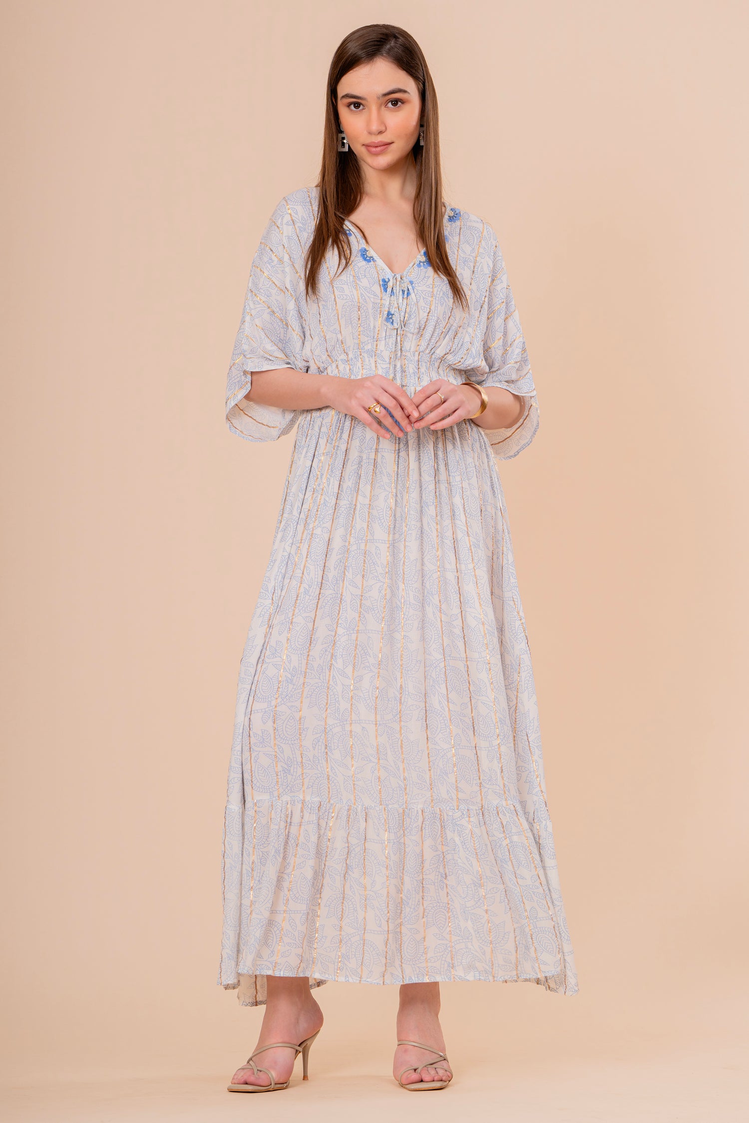 Vestido Midi Coral con Bordado y Manga Corta