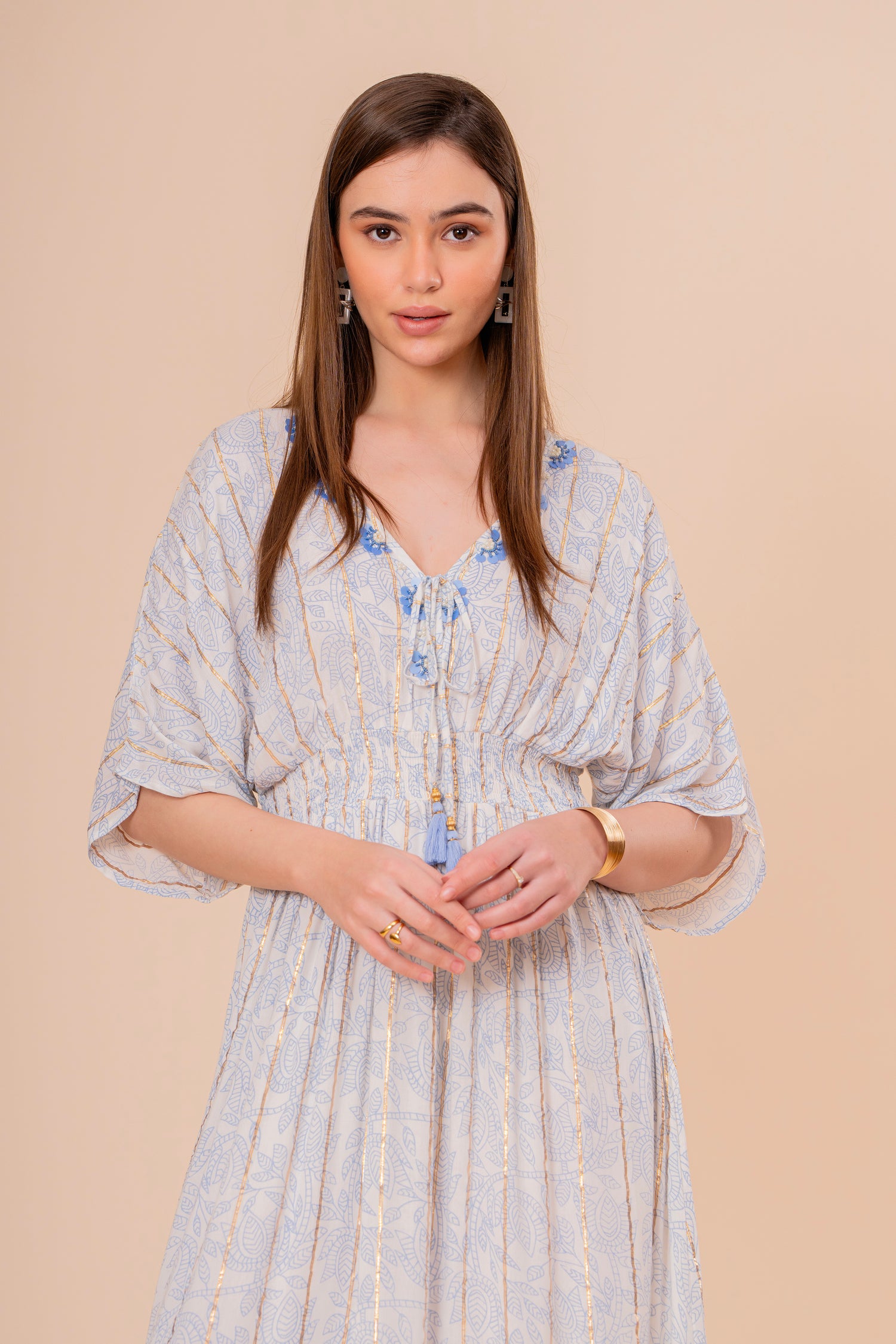 Vestido Midi Coral con Bordado y Manga Corta