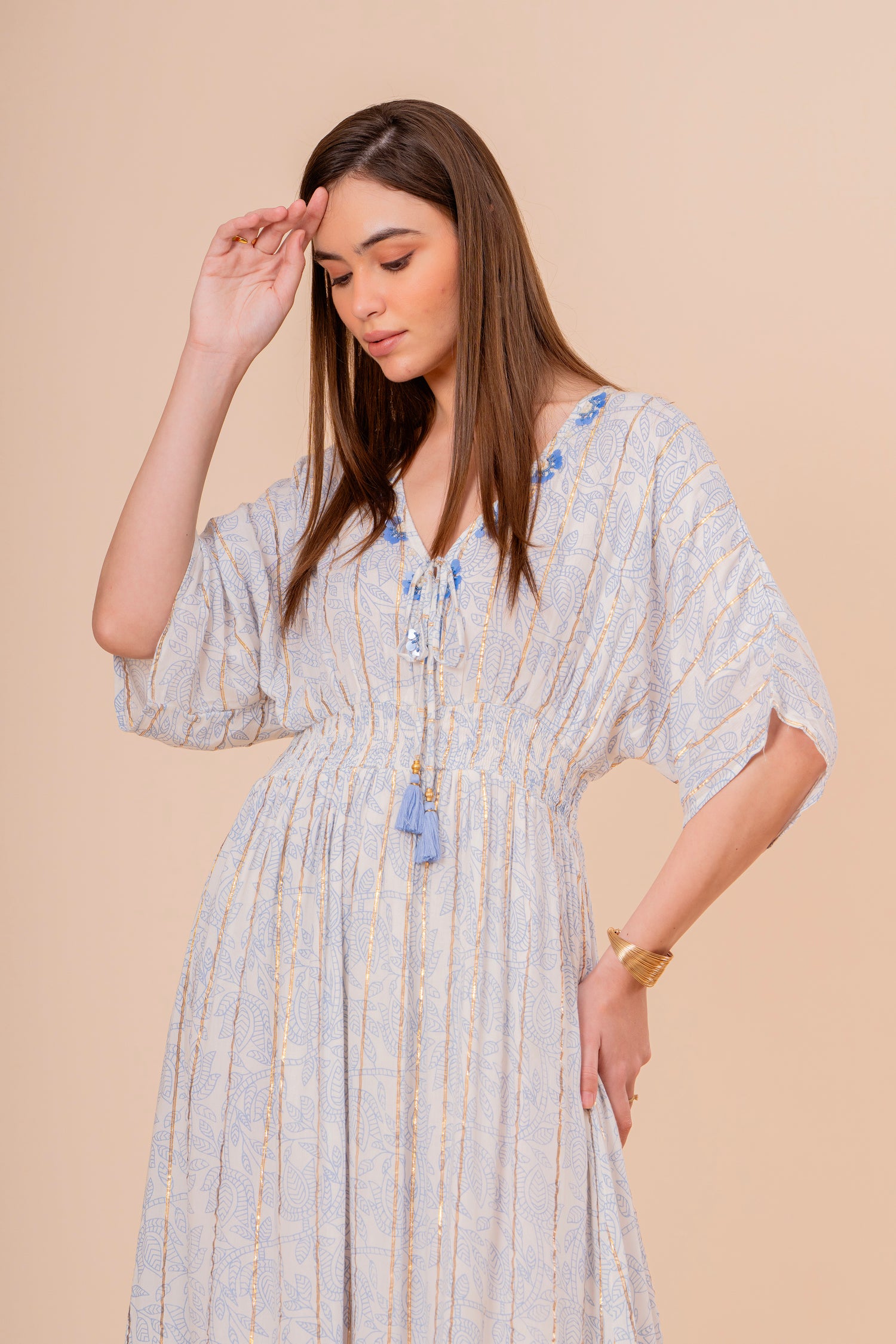 Vestido Midi Coral con Bordado y Manga Corta