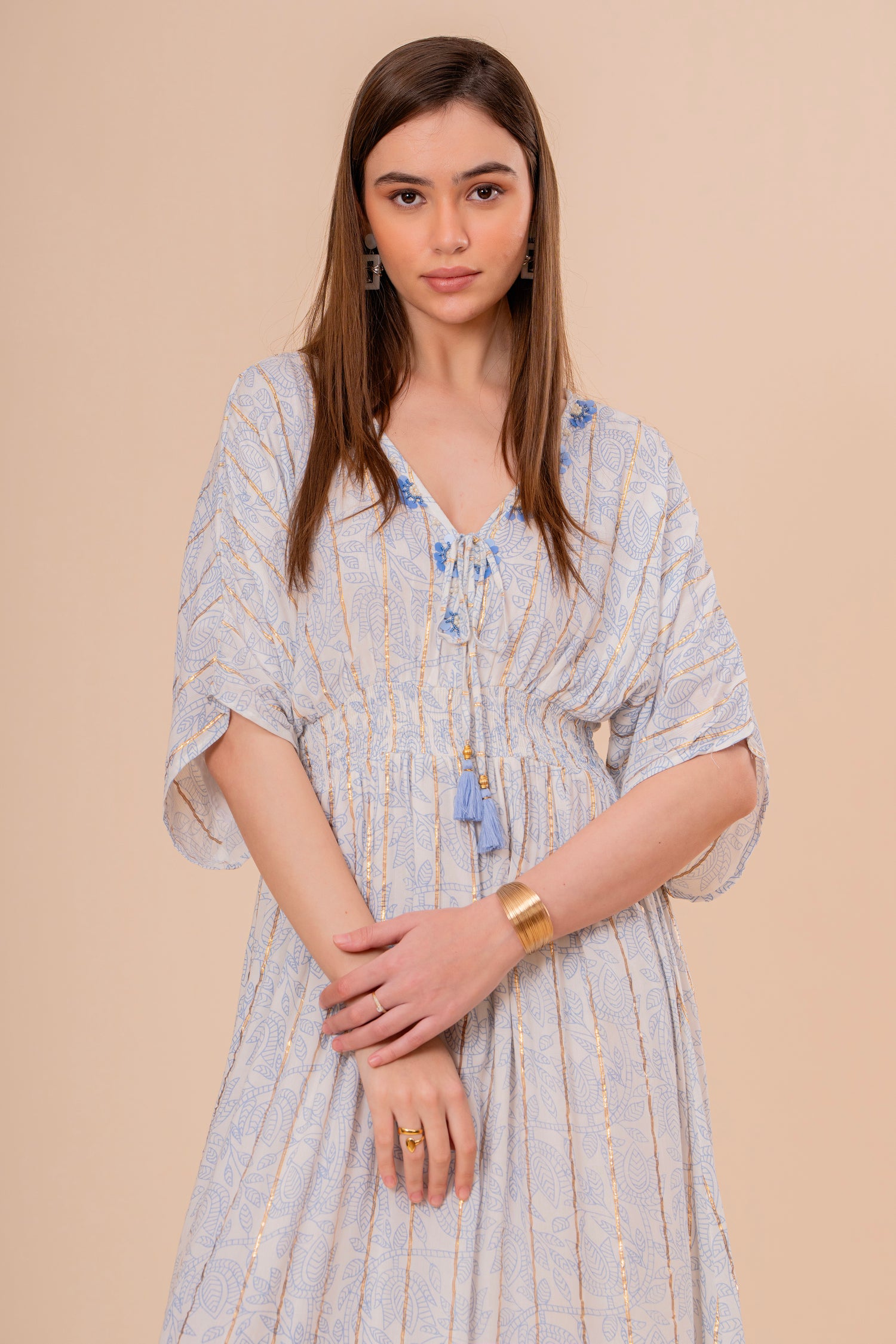 Vestido Midi Coral con Bordado y Manga Corta