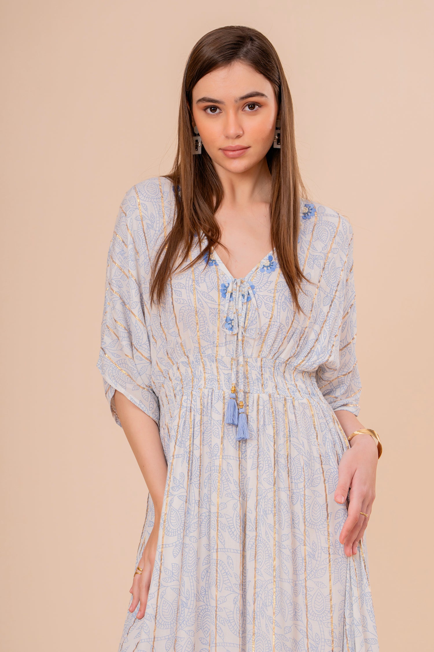 Vestido Midi Coral con Bordado y Manga Corta