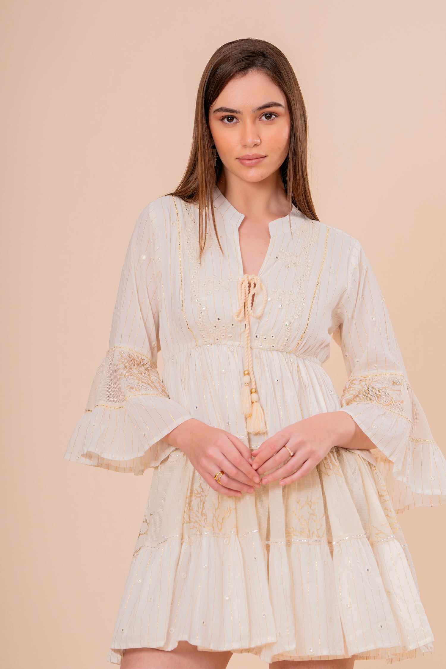 Minivestido Crudo Bordado Dorado con Manga Volantes