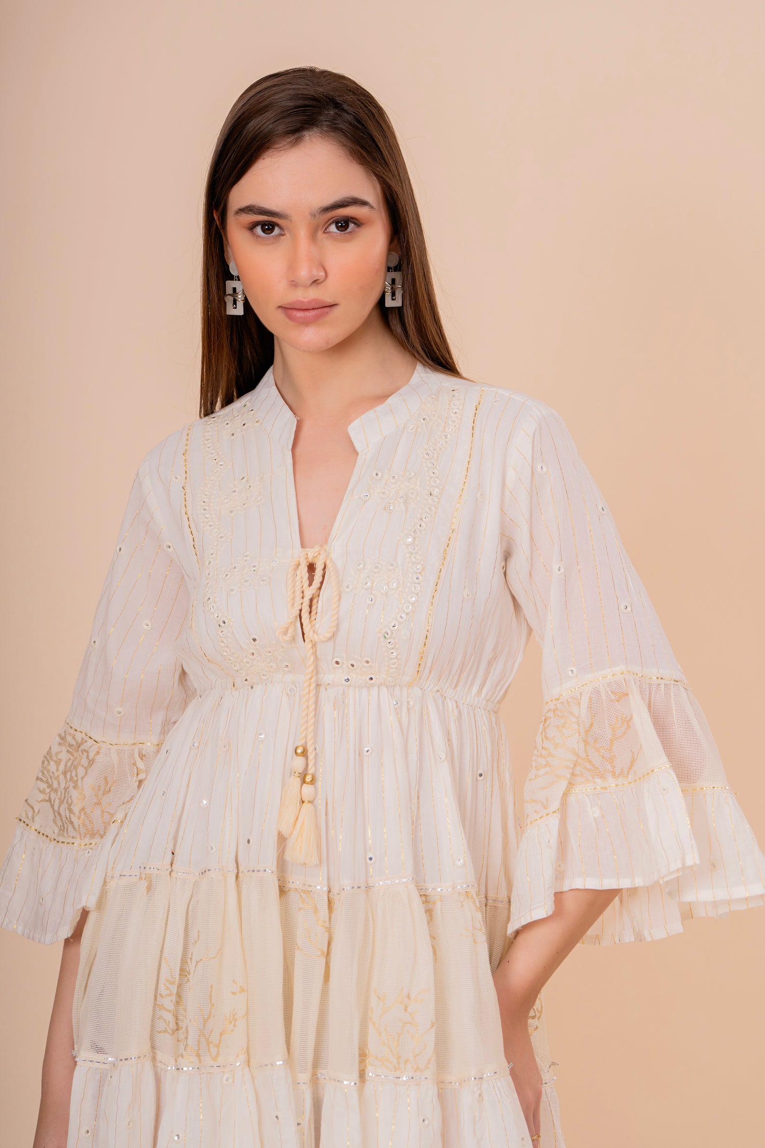 Minivestido Crudo Bordado Dorado con Manga Volantes