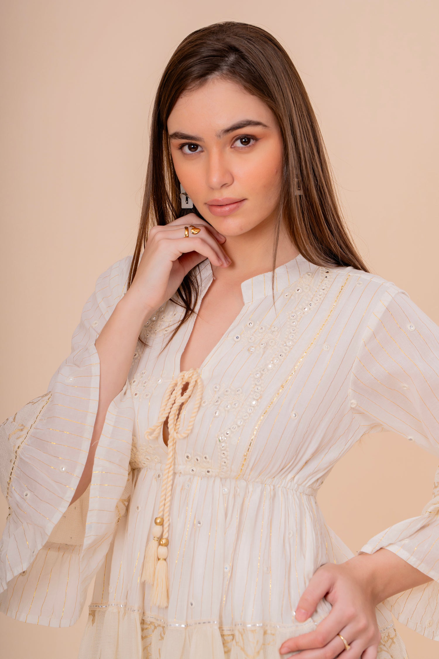 Minivestido Crudo Bordado Dorado con Manga Volantes