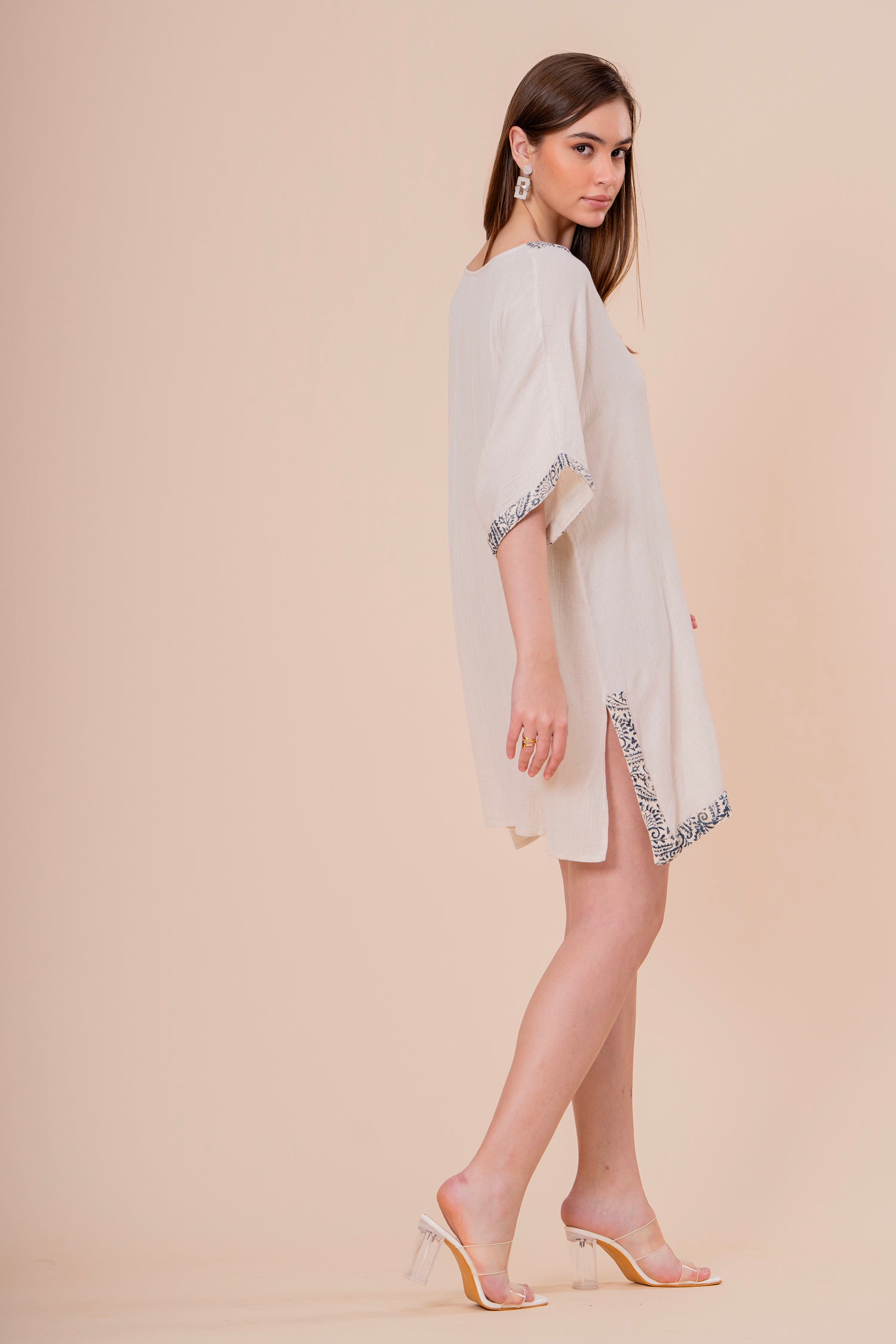 Kaftán Túnica Crudo con Bordado Azul y Manga Kimono