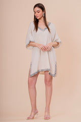 Kaftán Túnica Crudo con Bordado Azul y Manga Kimono