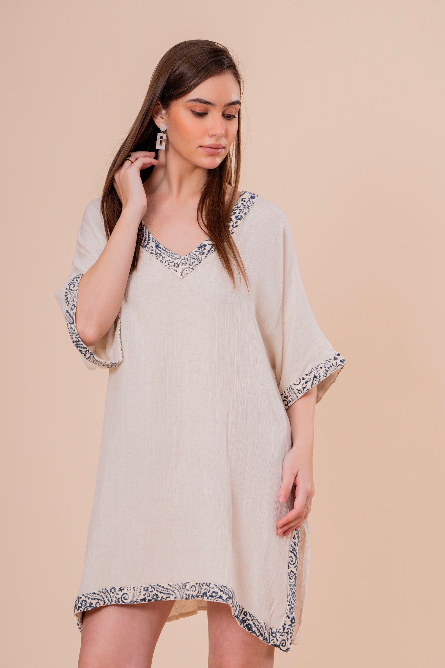 Kaftán Túnica Crudo con Bordado Azul y Manga Kimono