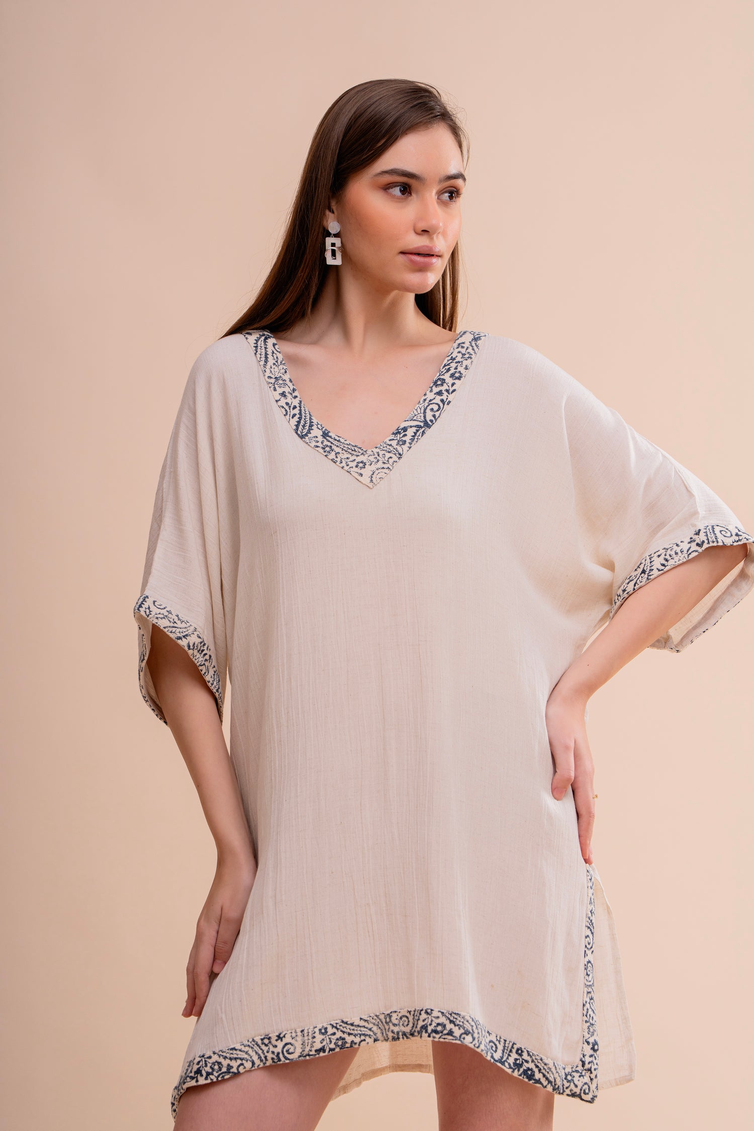 Kaftán Túnica Crudo con Bordado Azul y Manga Kimono