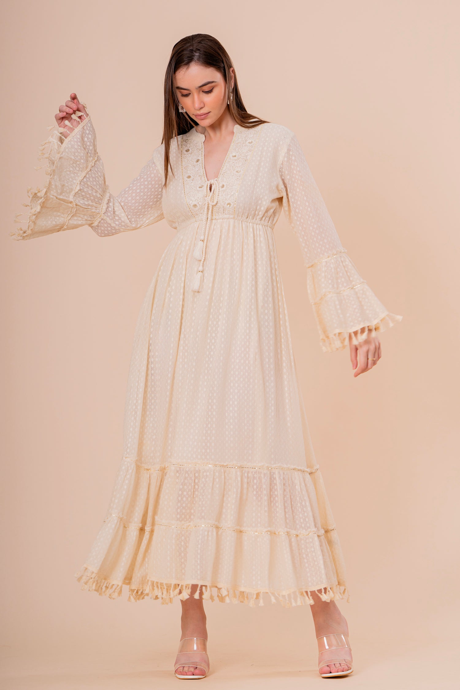 Vestido Maxi Crudo con Bordado y Manga Campana