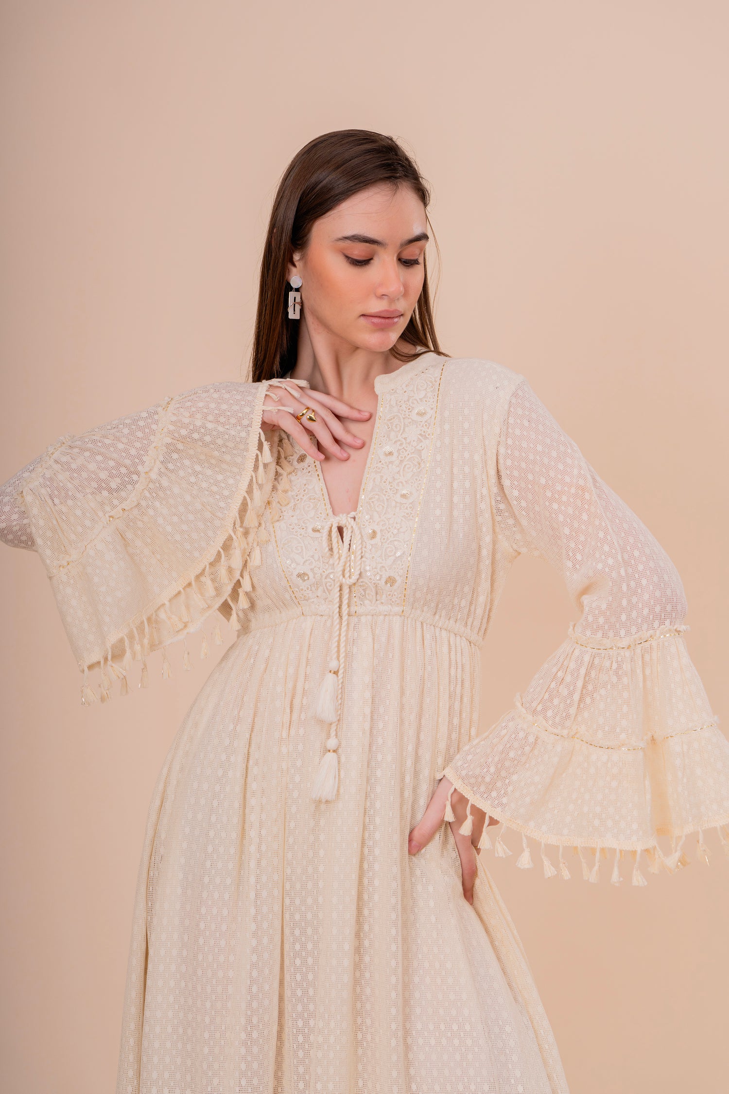 Vestido Maxi Crudo con Bordado y Manga Campana