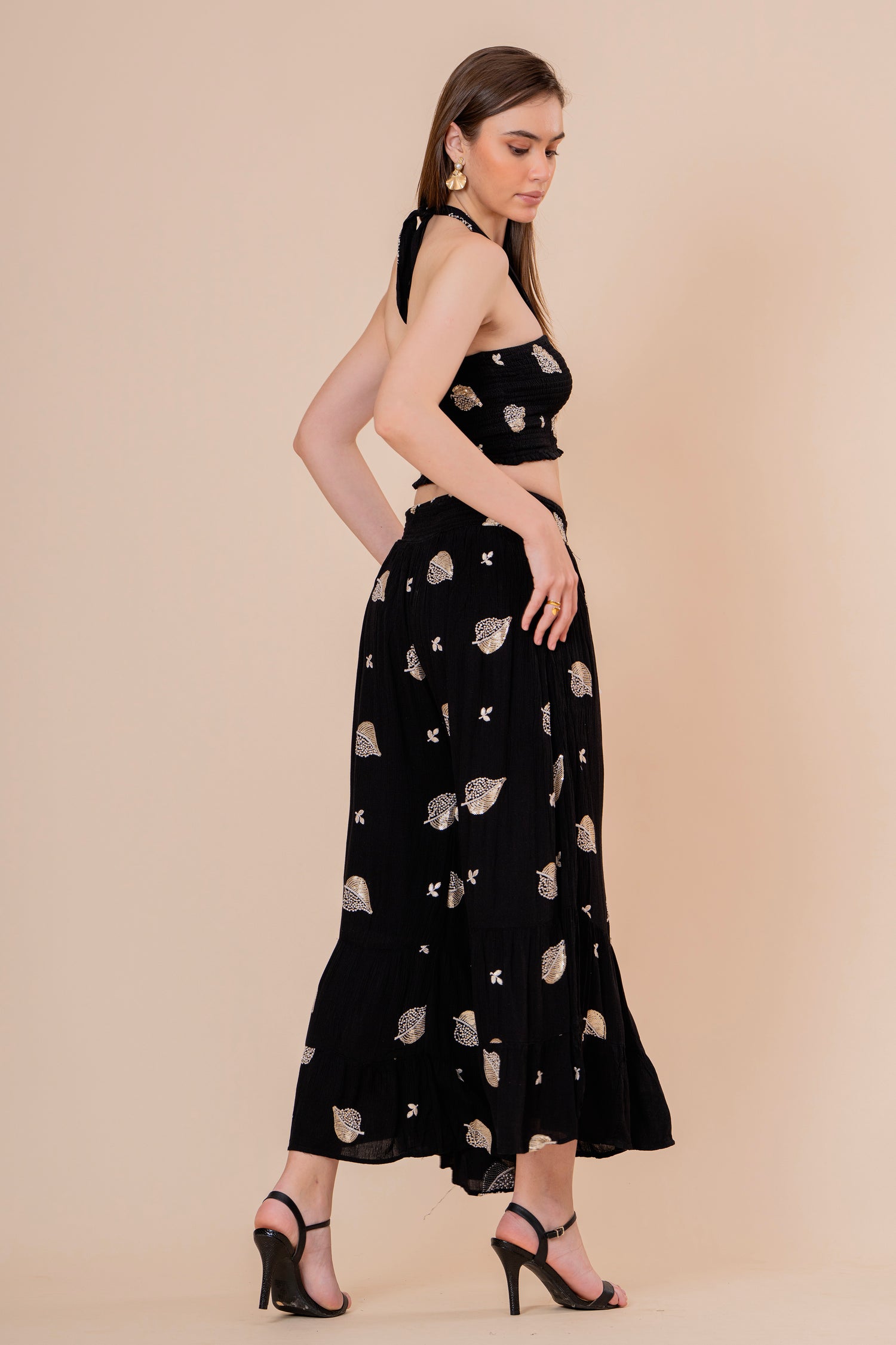 Conjunto de Falda Maxi y Top Bandeau Fruncido Negro con Hojas Doradas