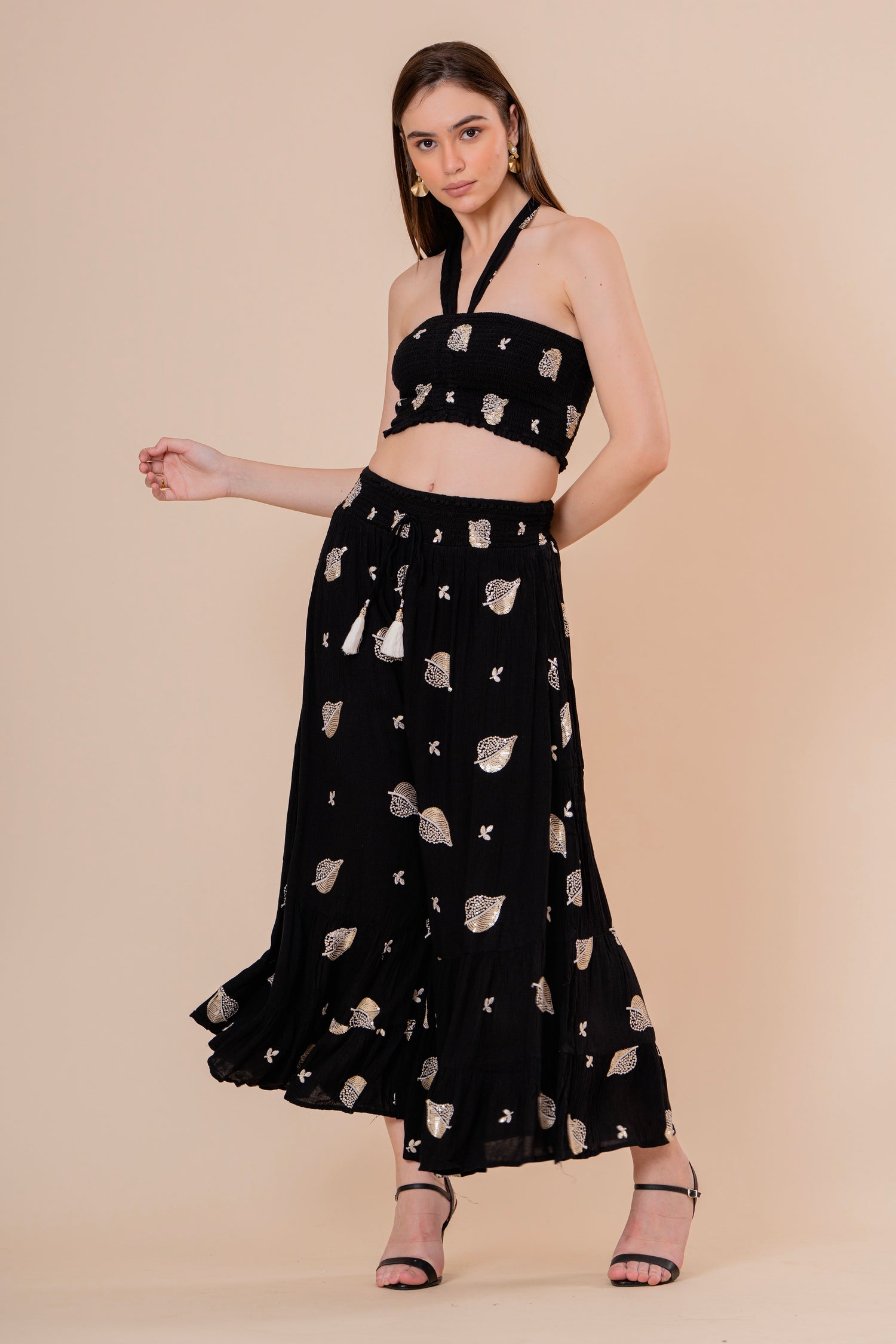 Conjunto de Falda Maxi y Top Bandeau Fruncido Negro con Hojas Doradas