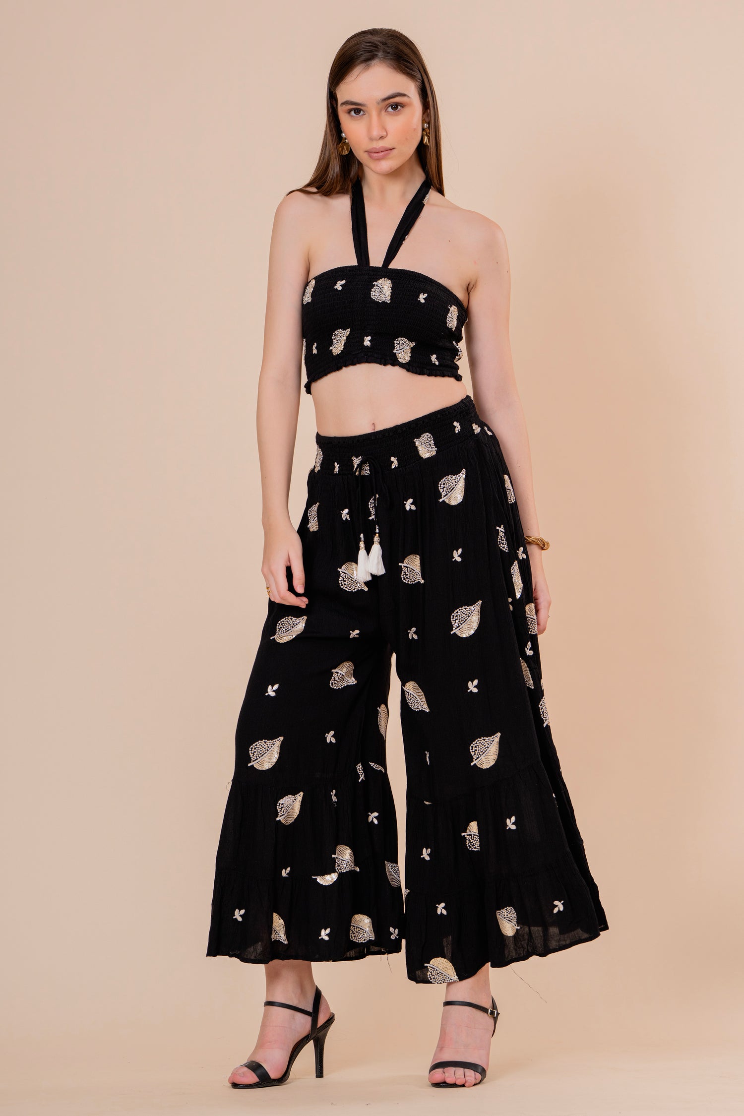 Conjunto de Falda Maxi y Top Bandeau Fruncido Negro con Hojas Doradas