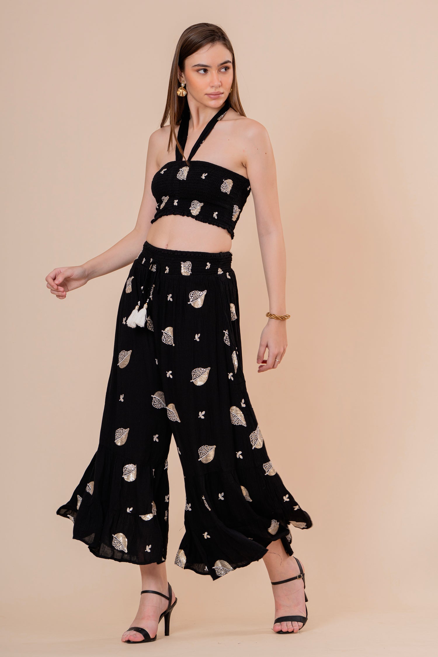 Conjunto de Falda Maxi y Top Bandeau Fruncido Negro con Hojas Doradas