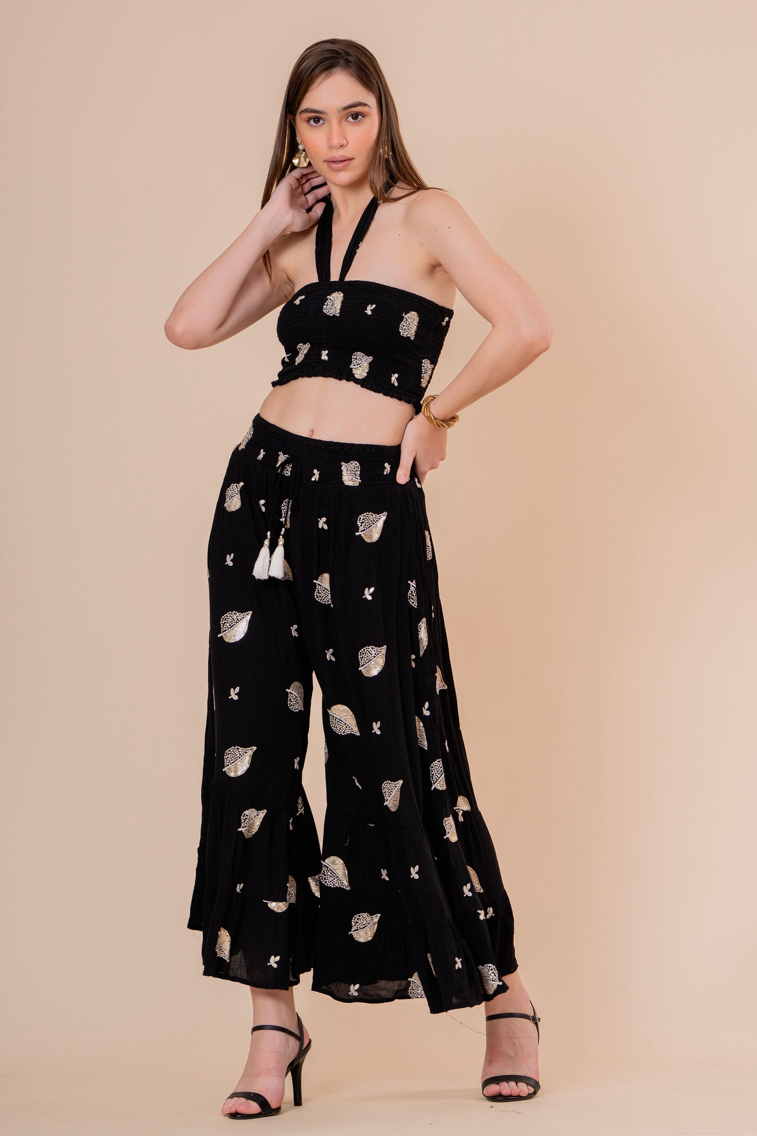 Conjunto de Falda Maxi y Top Bandeau Fruncido Negro con Hojas Doradas