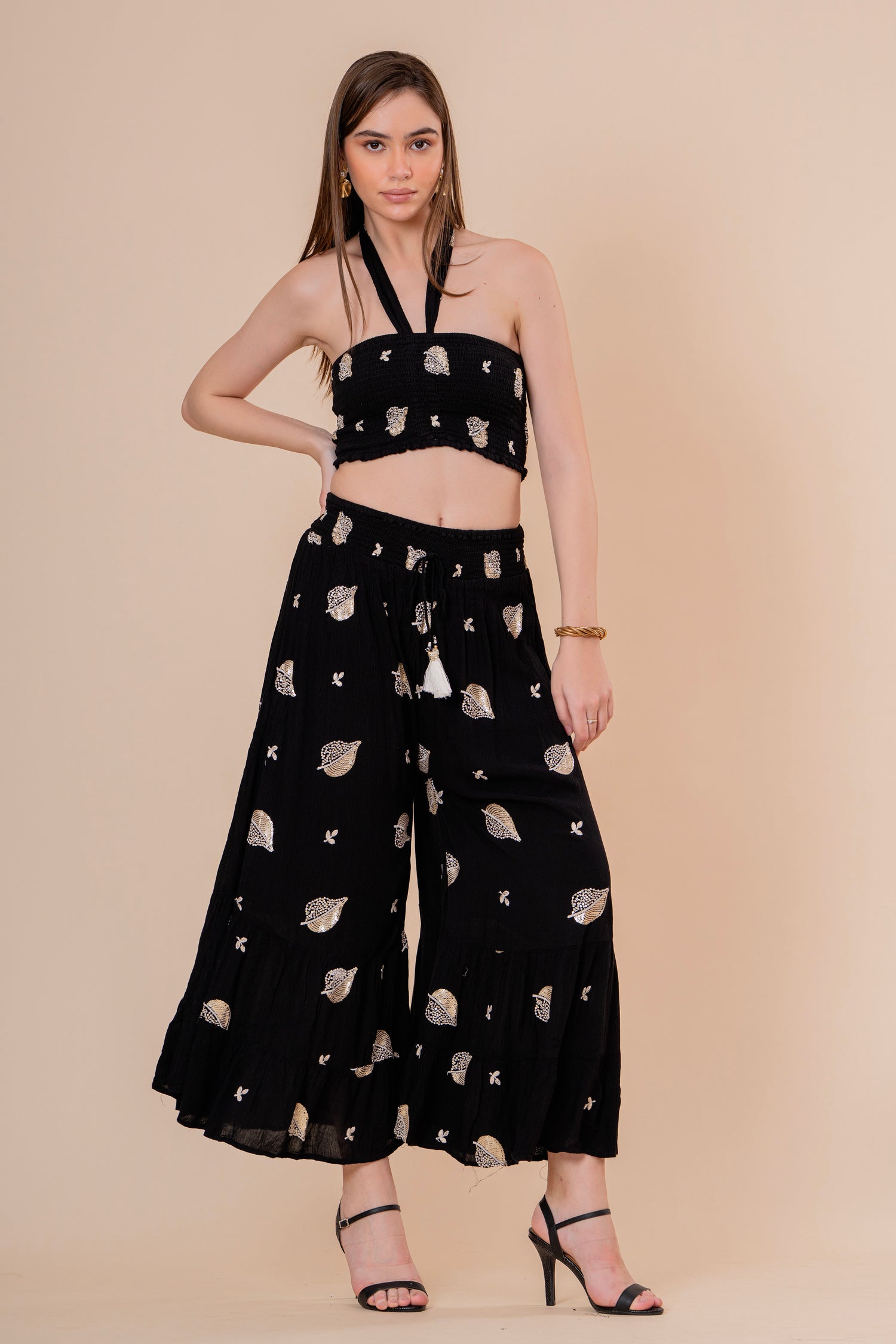 Conjunto de Falda Maxi y Top Bandeau Fruncido Negro con Hojas Doradas