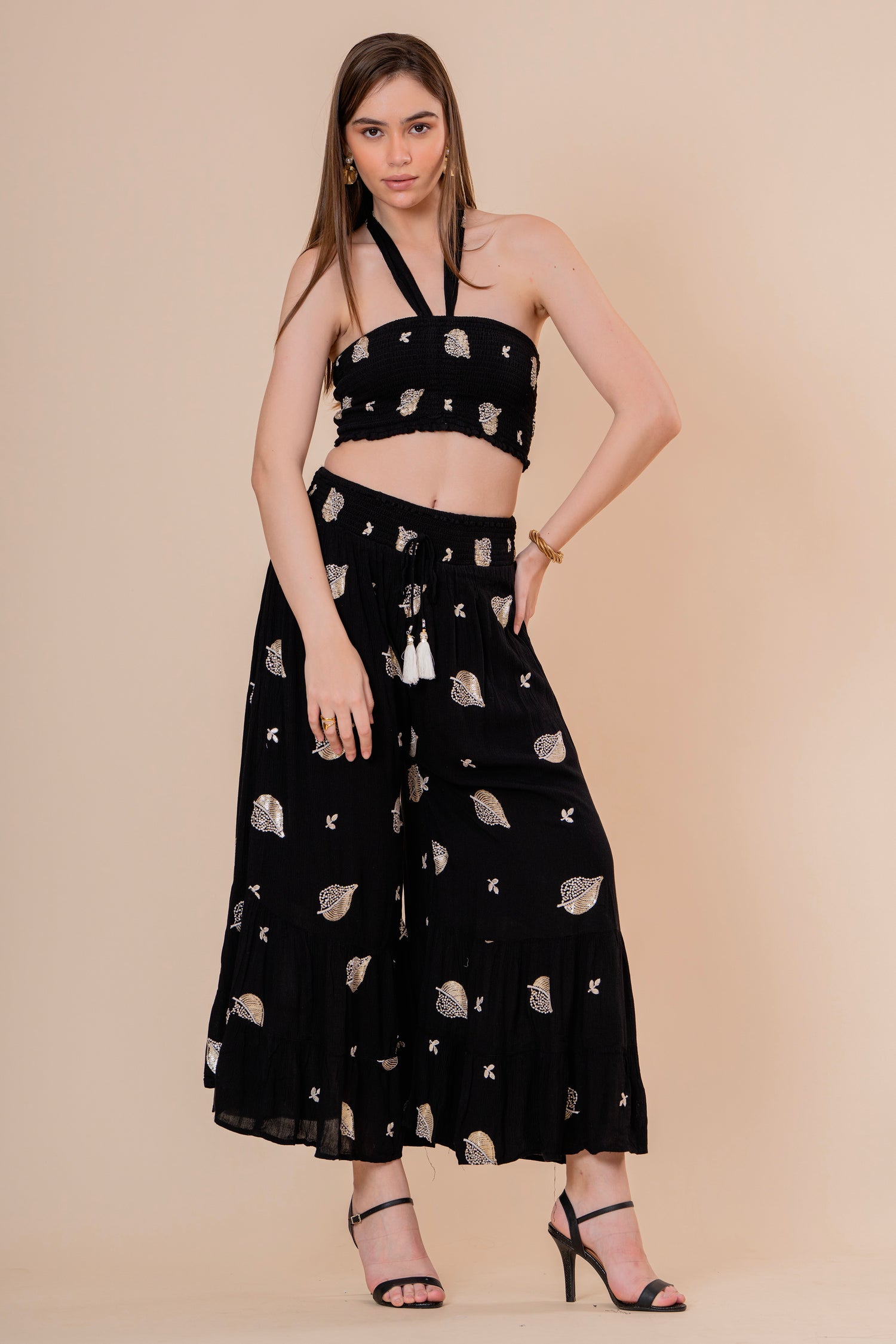 Conjunto de Falda Maxi y Top Bandeau Fruncido Negro con Hojas Doradas