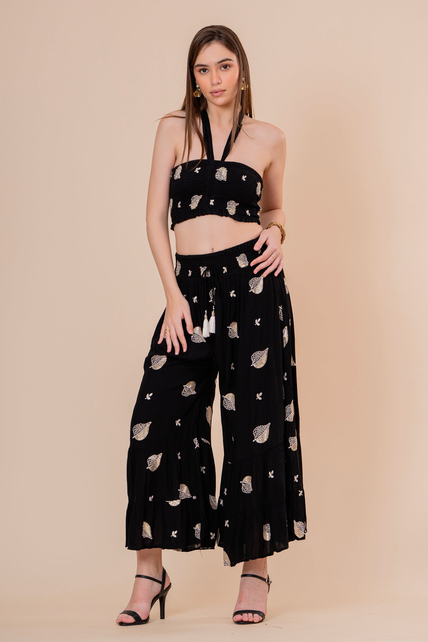 Conjunto de Falda Maxi y Top Bandeau Fruncido Negro con Hojas Doradas