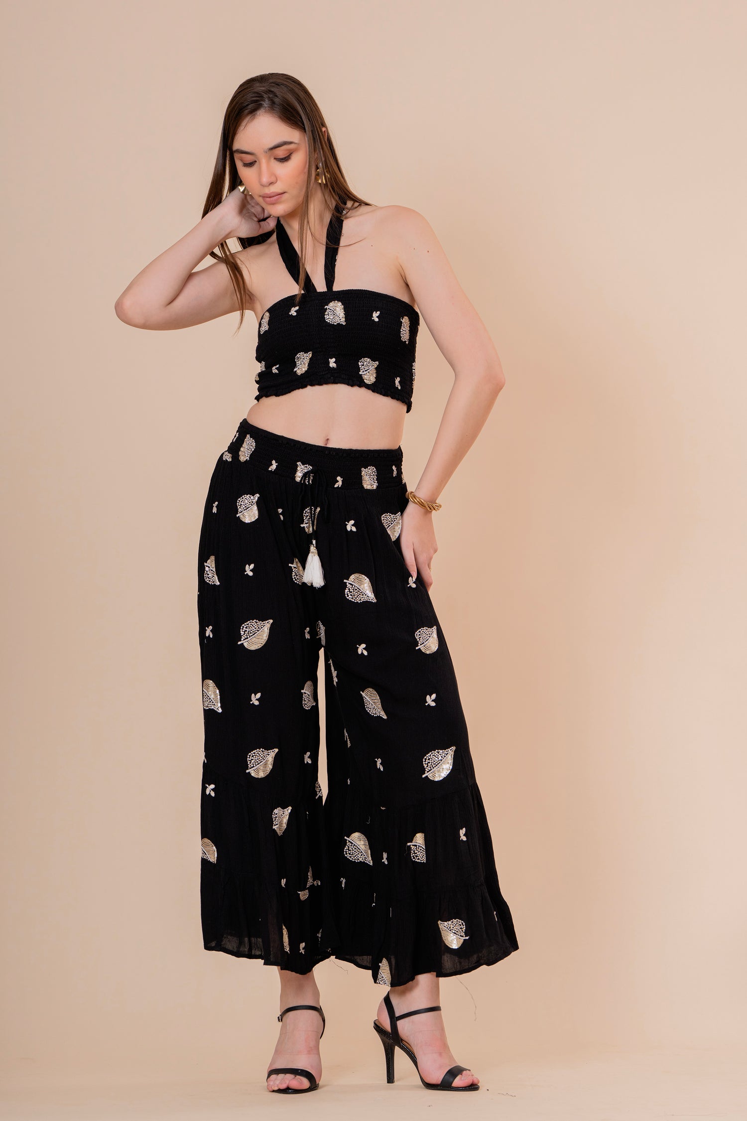 Conjunto de Falda Maxi y Top Bandeau Fruncido Negro con Hojas Doradas