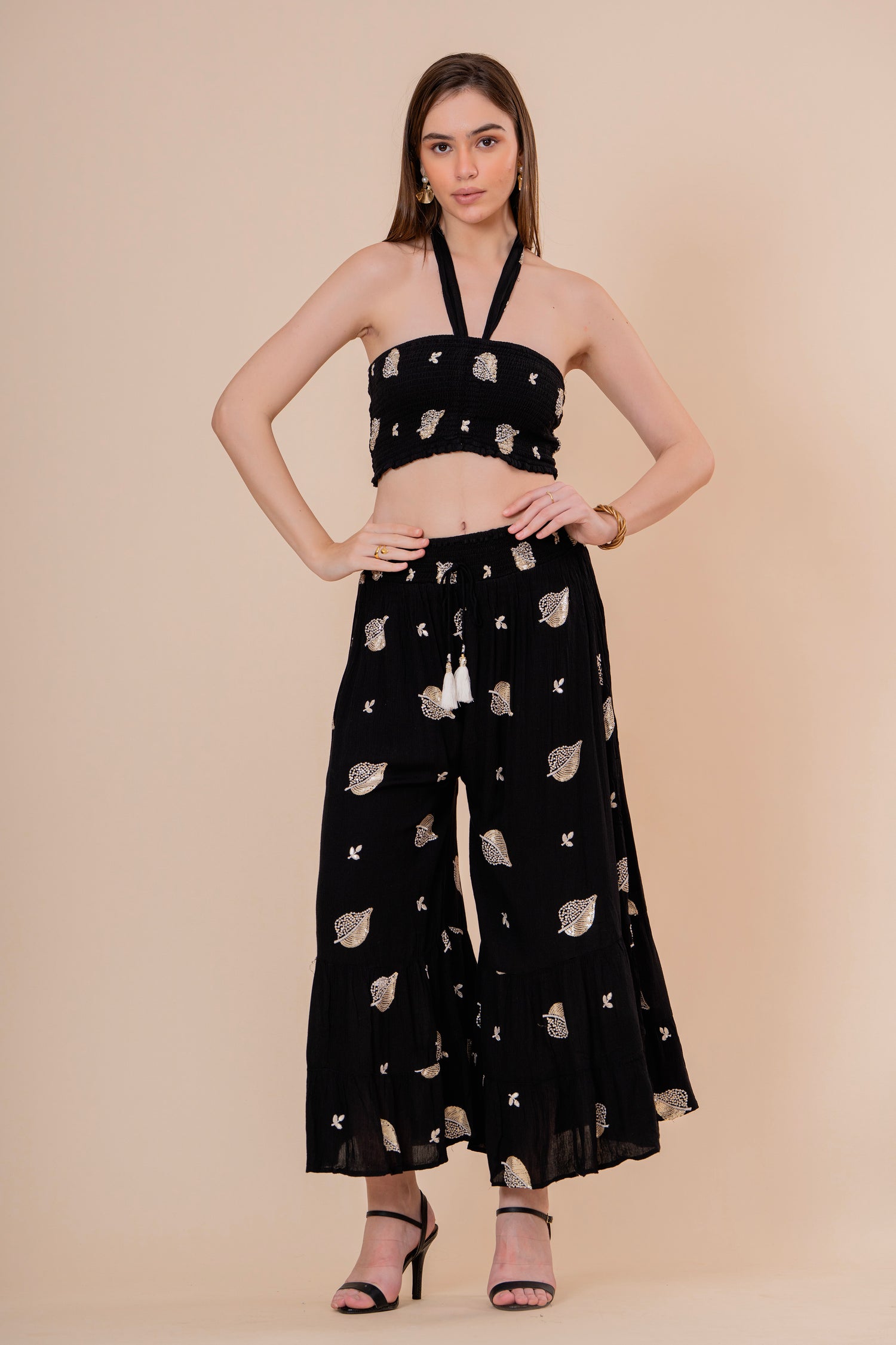 Conjunto de Falda Maxi y Top Bandeau Fruncido Negro con Hojas Doradas