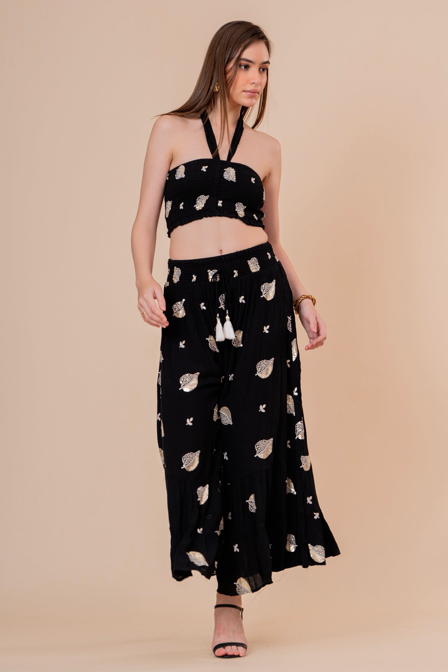 Conjunto de Falda Maxi y Top Bandeau Fruncido Negro con Hojas Doradas