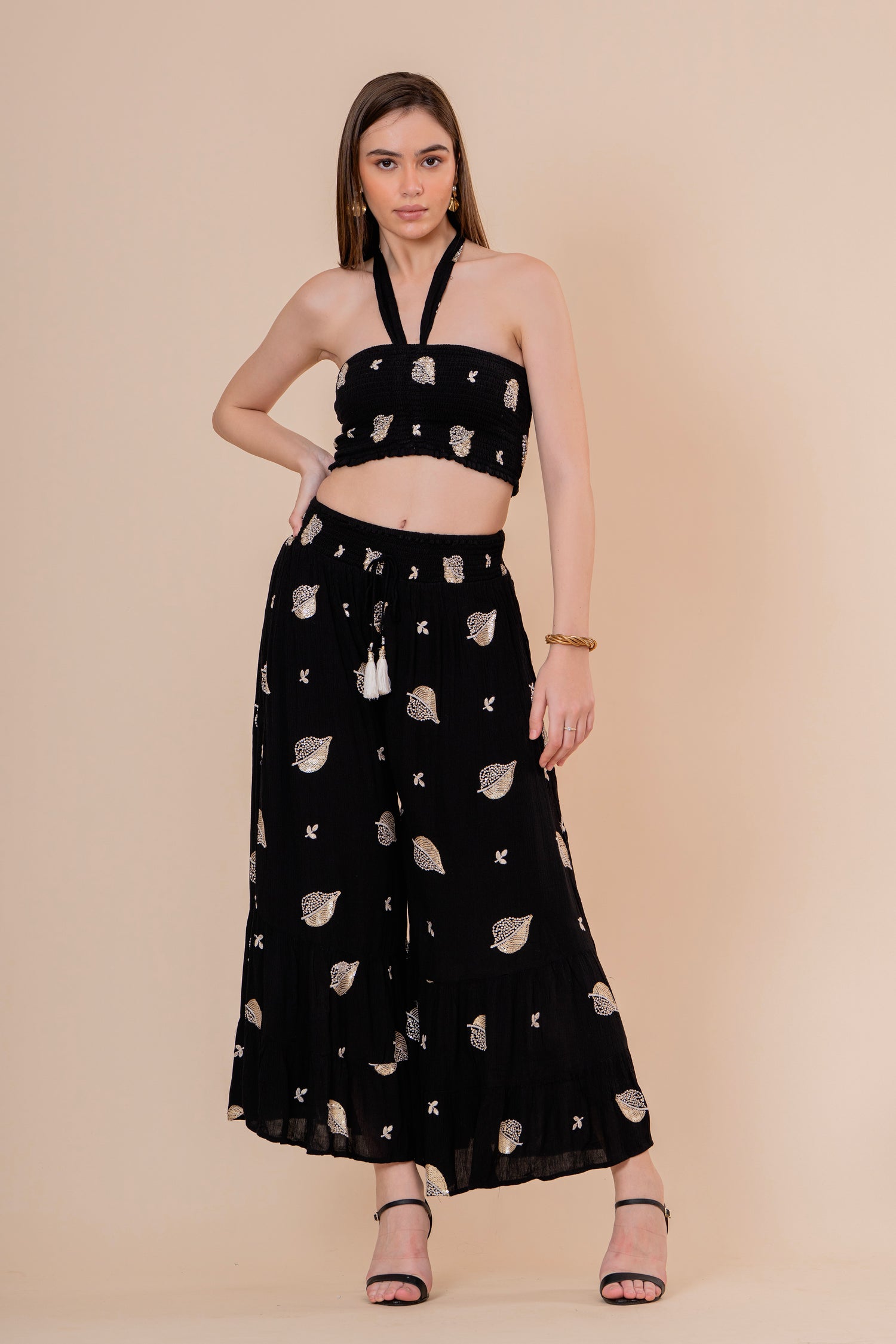 Conjunto de Falda Maxi y Top Bandeau Fruncido Negro con Hojas Doradas