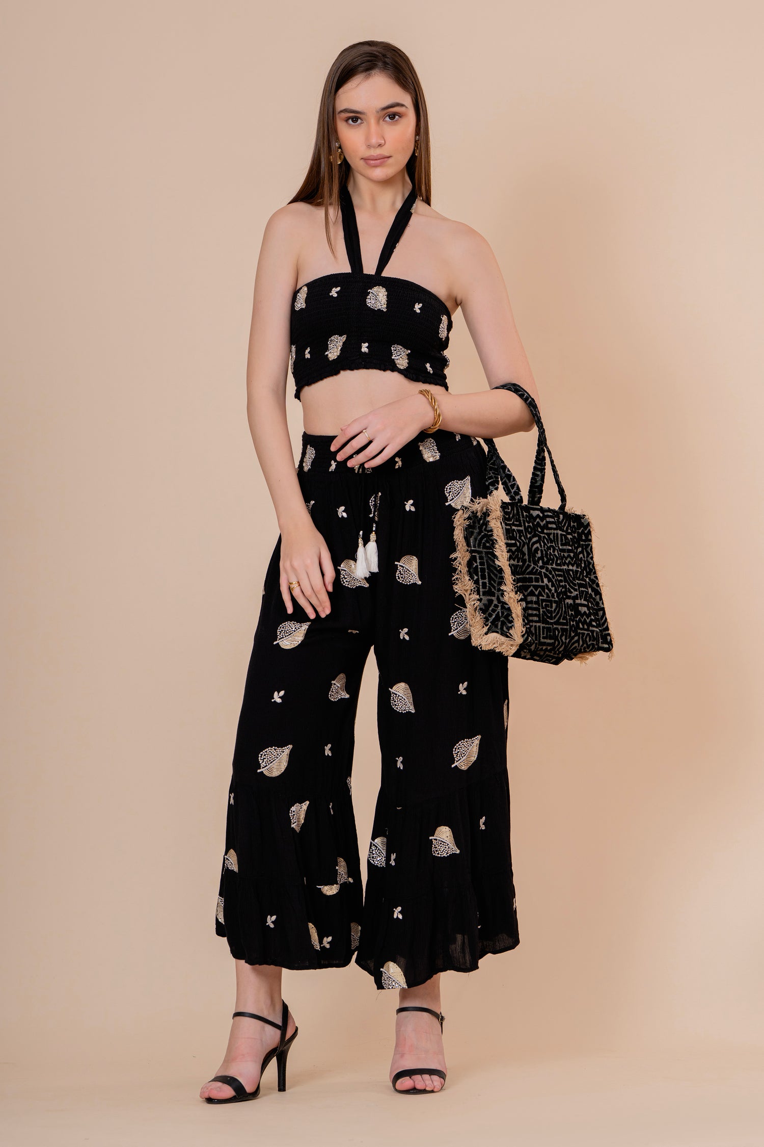 Conjunto de Falda Maxi y Top Bandeau Fruncido Negro con Hojas Doradas