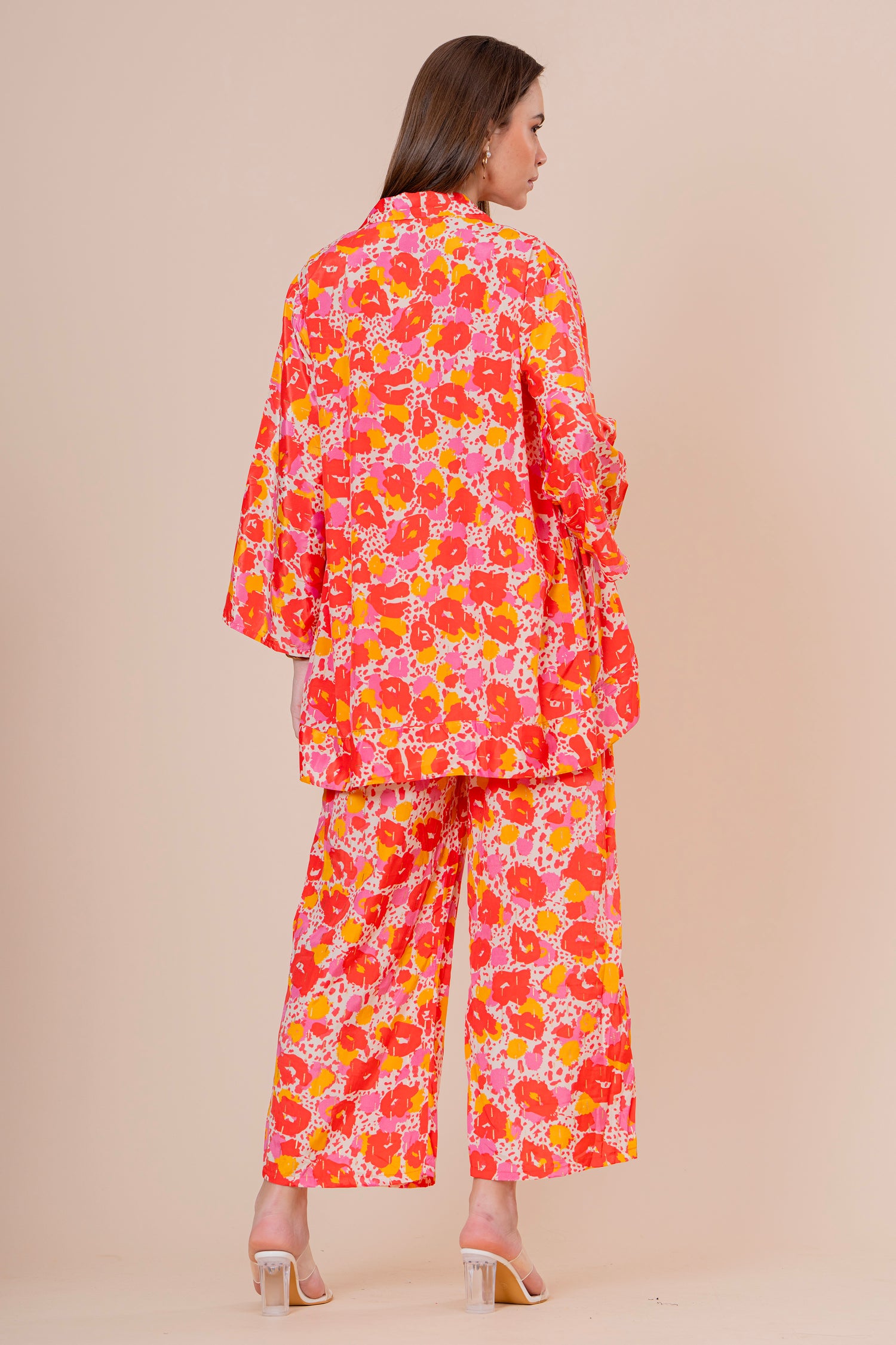 Conjunto de 3 Piezas Top Bandeau Pantalón y Kimono Estampado Floral Naranja Fucsia