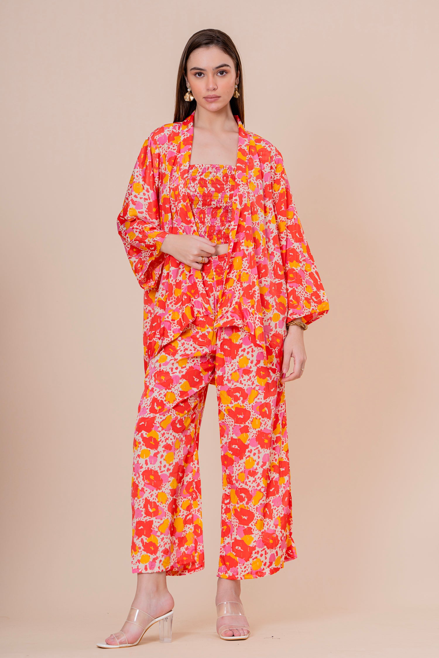 Conjunto de 3 Piezas Top Bandeau Pantalón y Kimono Estampado Floral Naranja Fucsia