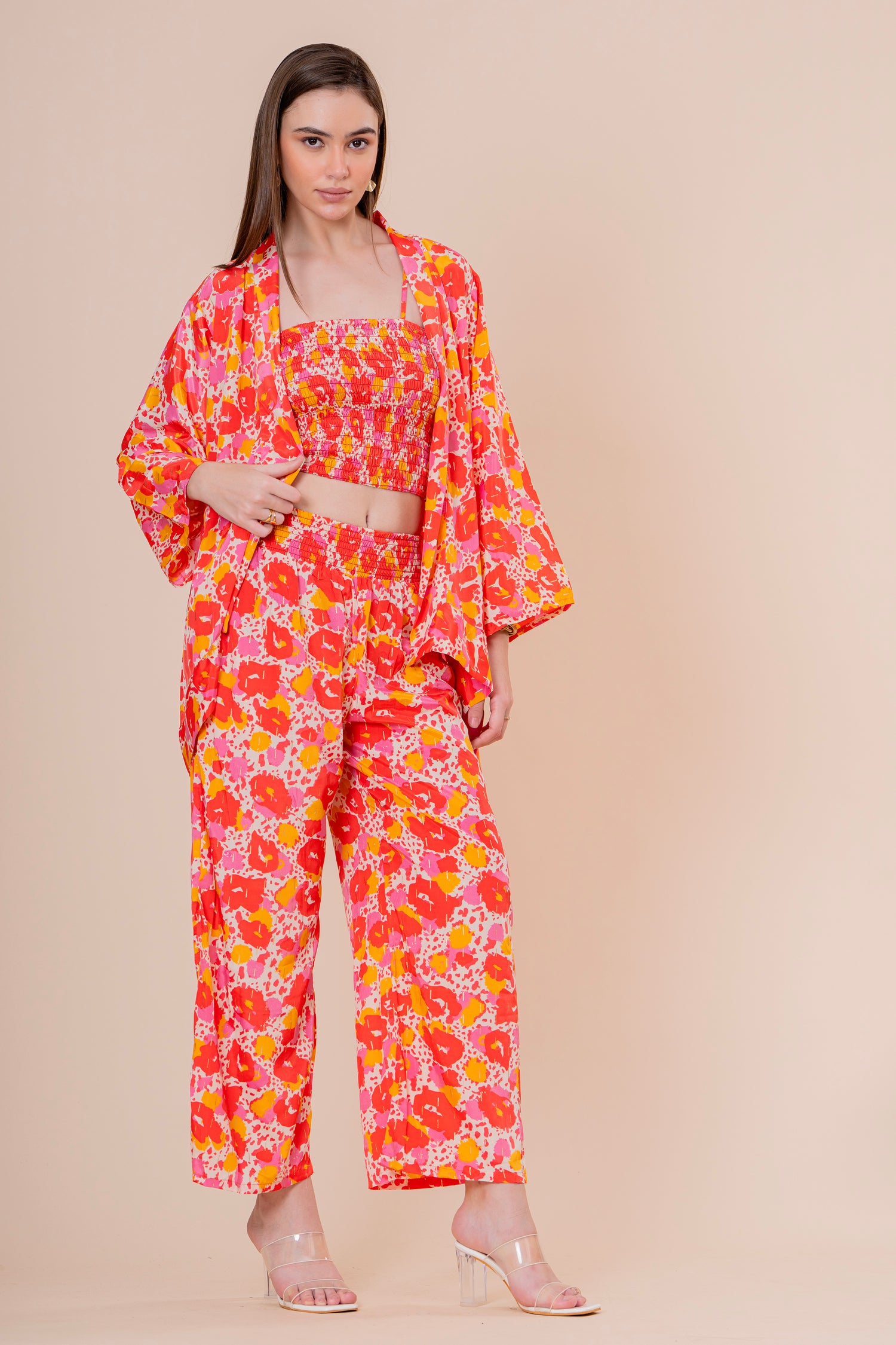 Conjunto de 3 Piezas Top Bandeau Pantalón y Kimono Estampado Floral Naranja Fucsia